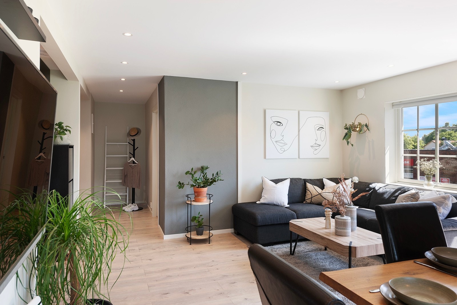 Kabellist lagt inn i veggen bak TV så man kan ha kabelfritt mellom TV på veggen og TV-benk Galleribilde