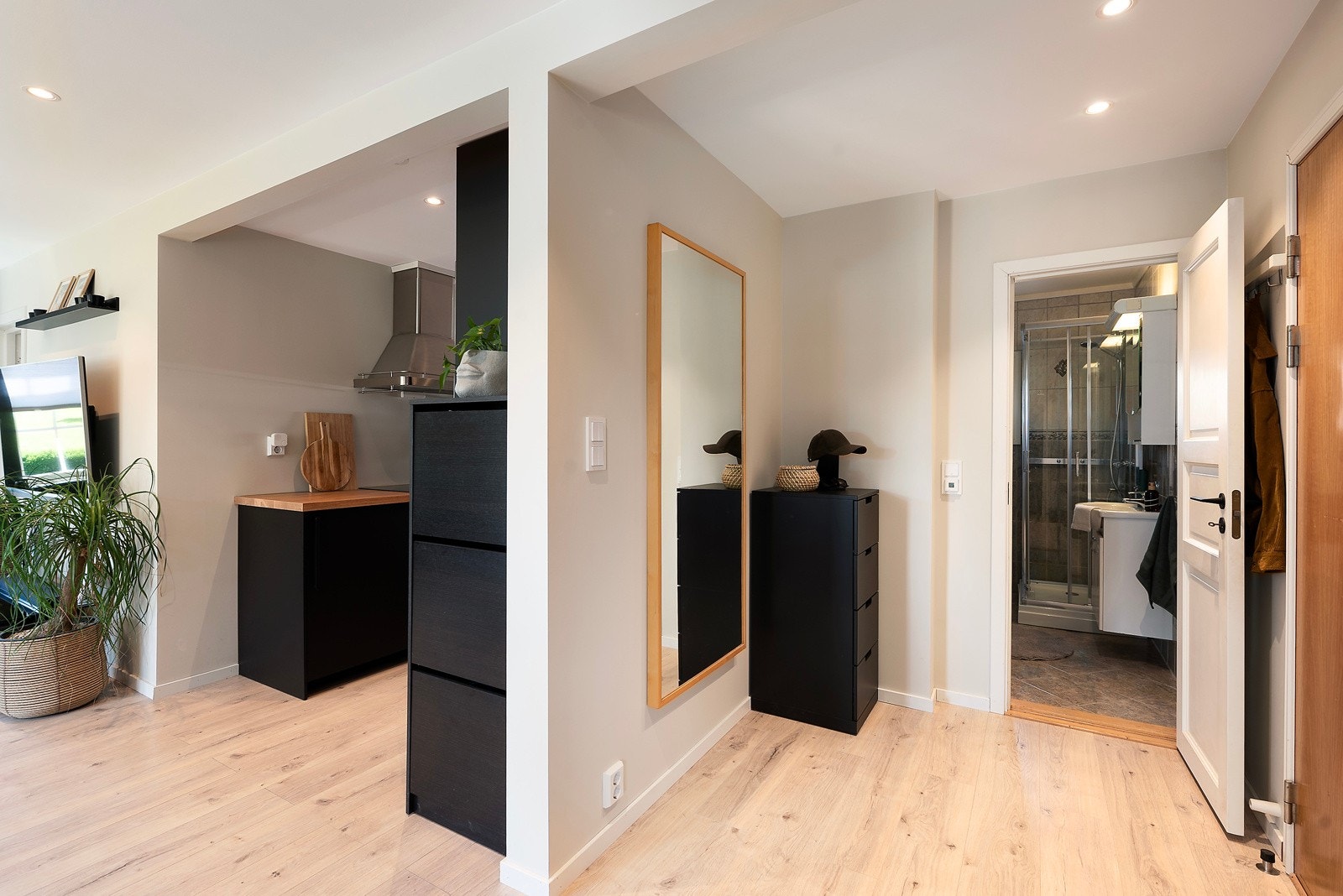 Leiligheten er lekkert pusset opp og fremstår påkostet med gode løsninger Galleribilde