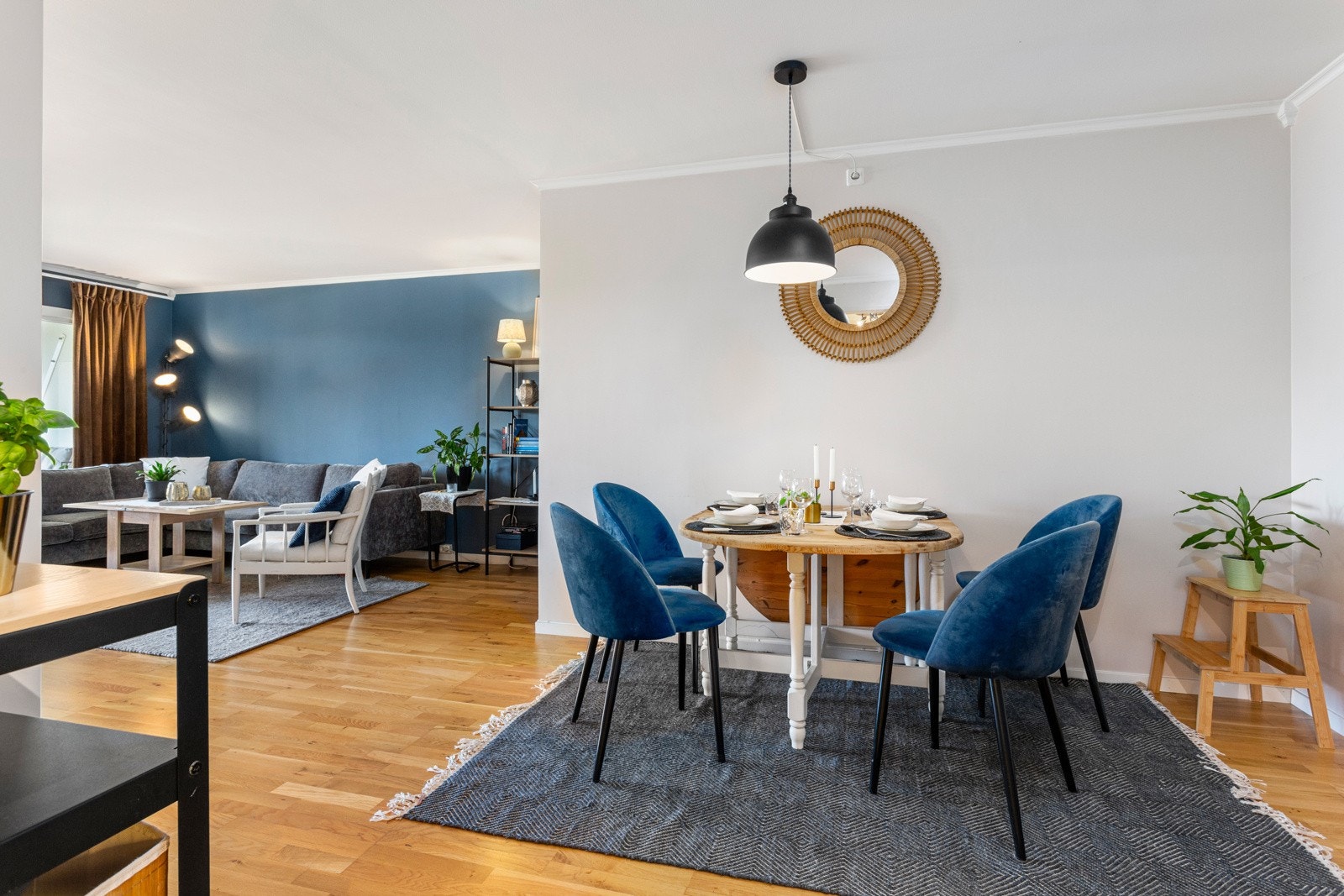 Den romslige og åpne stuen er et koselig samlingspunkt i hjemmet. Galleribilde