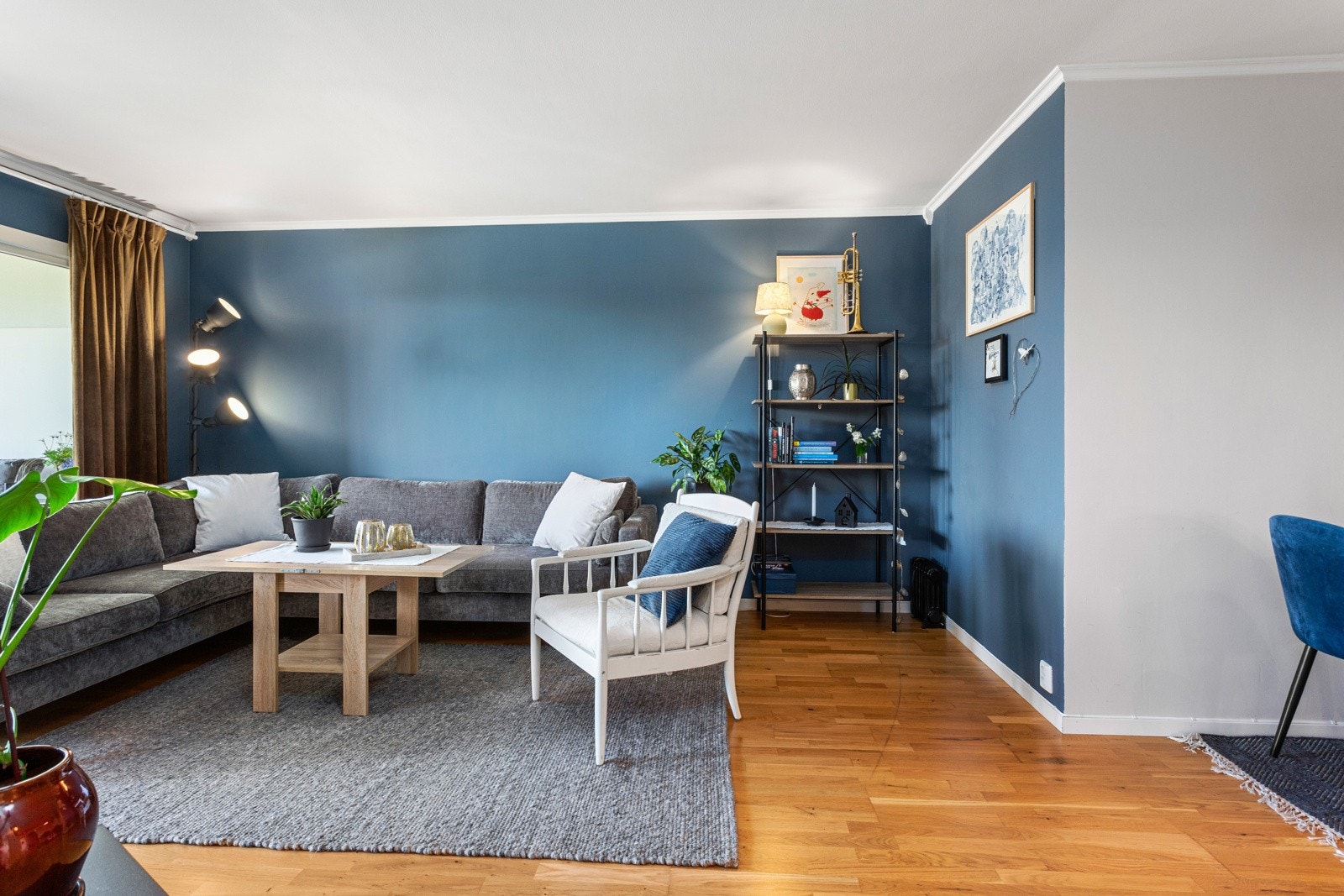 Stuens utforming gjør den enkel å møblere og herfra har man også adkomst til en innglasset balkong. Galleribilde