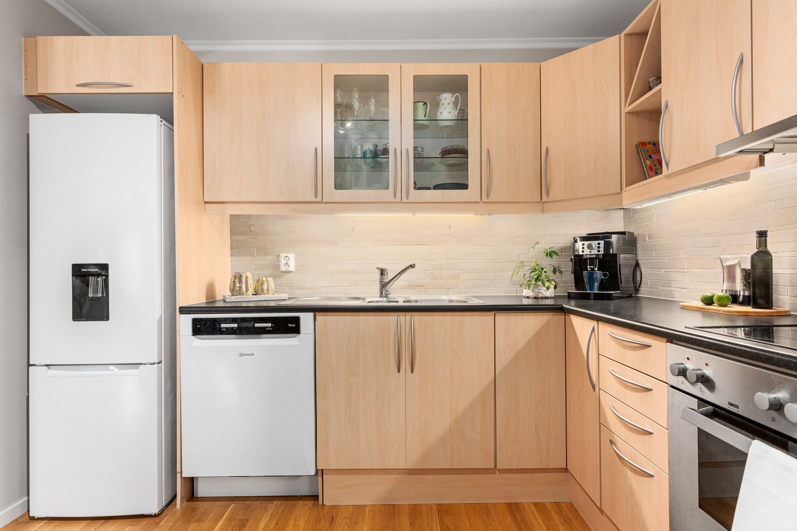 De hyggelige måltider kan man fint lage i fellesskap på det funksjonelle og innholdsrike kjøkkenet. Galleribilde