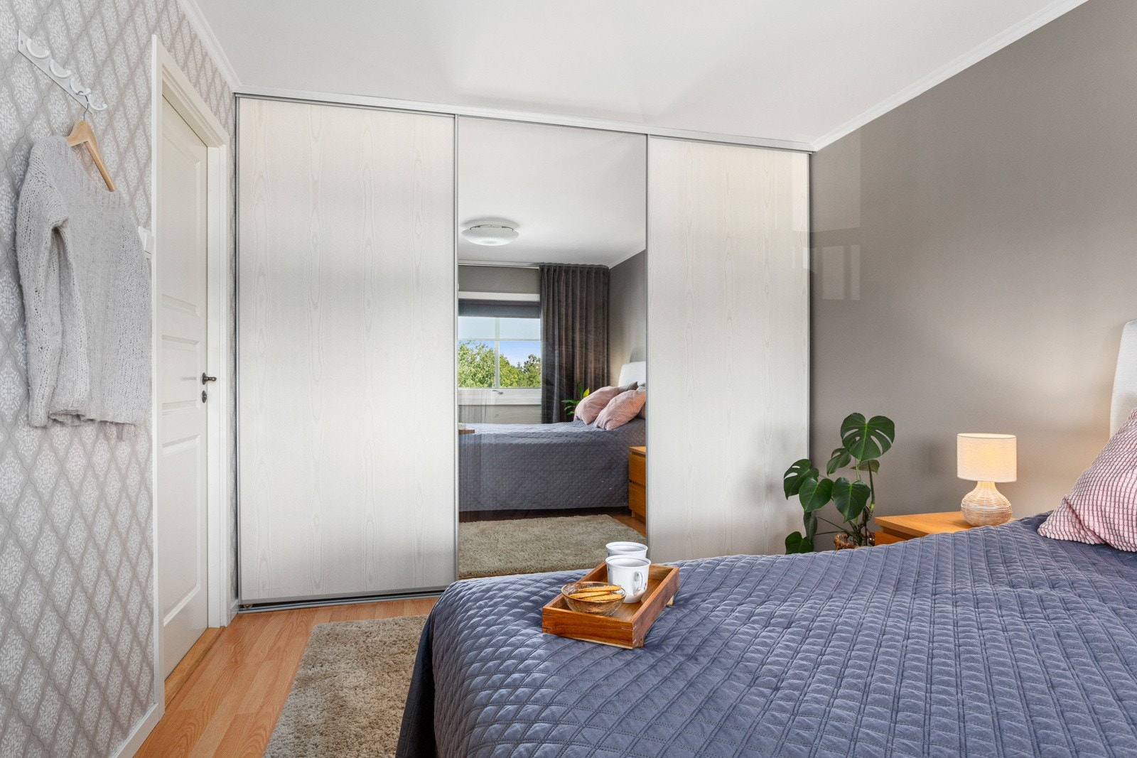 Det innbydende rommet har en romslig, plassbygget skyvedørsgarderobe og god plass til dobbeltseng med tilhørende møblement. Galleribilde