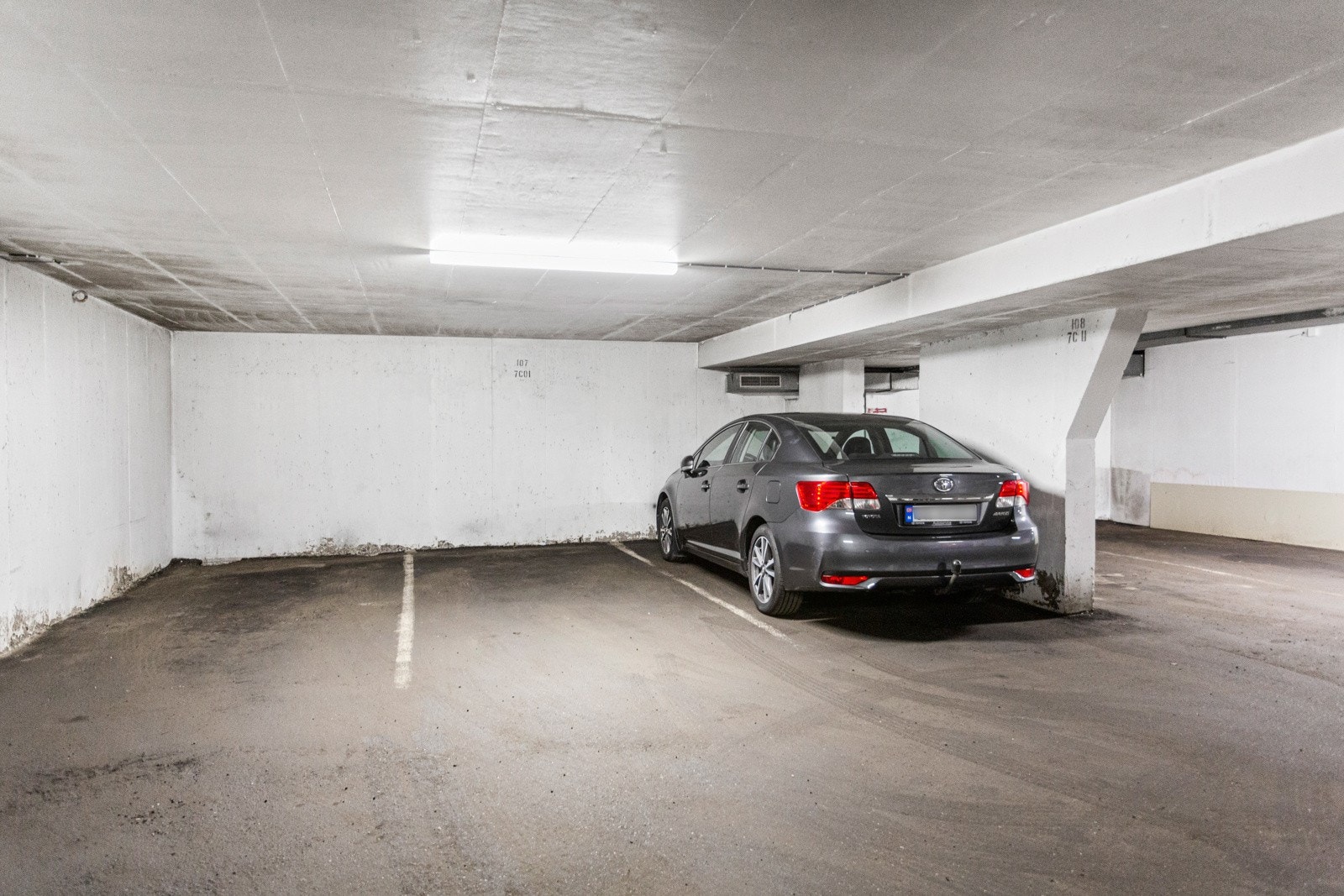 Andelen disponerer egen parkeringsplass i felles garasjekjeller. Galleribilde