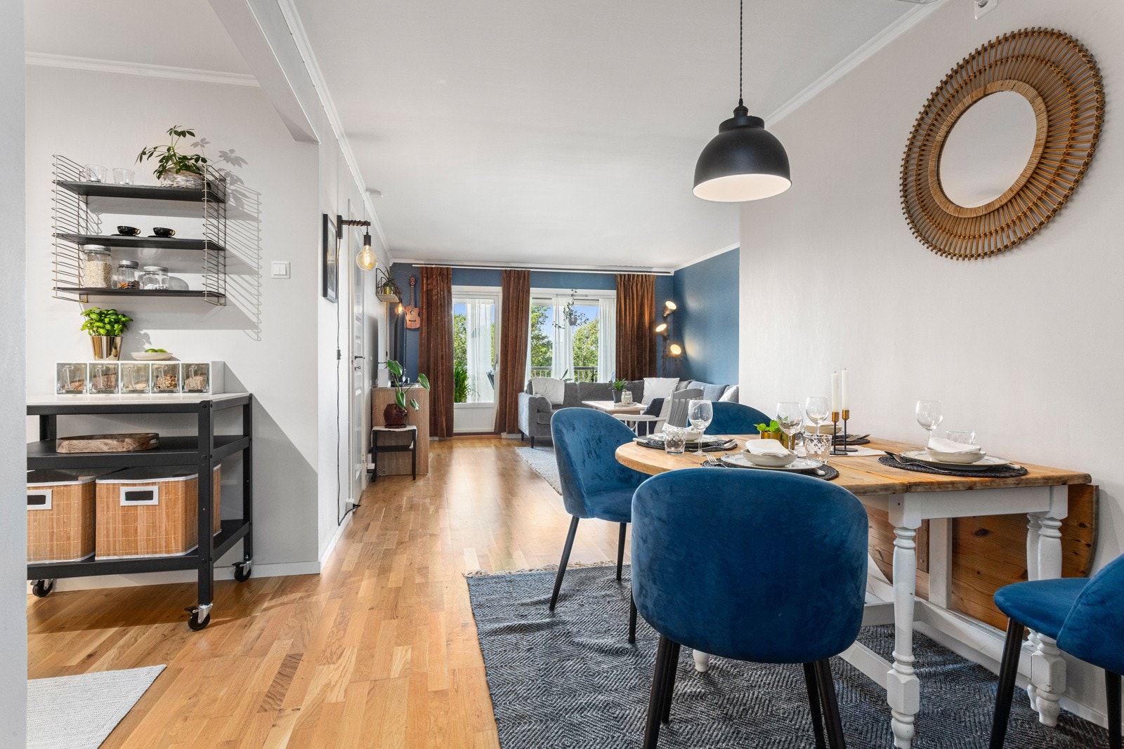 Et spisebord for familien finner sin naturlige plassering i forkant av kjøkkenet. Galleribilde