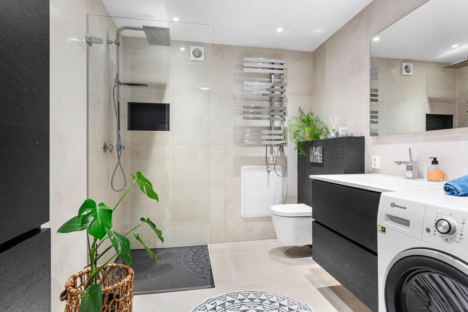 Delikat, flislagt bad. Galleribilde