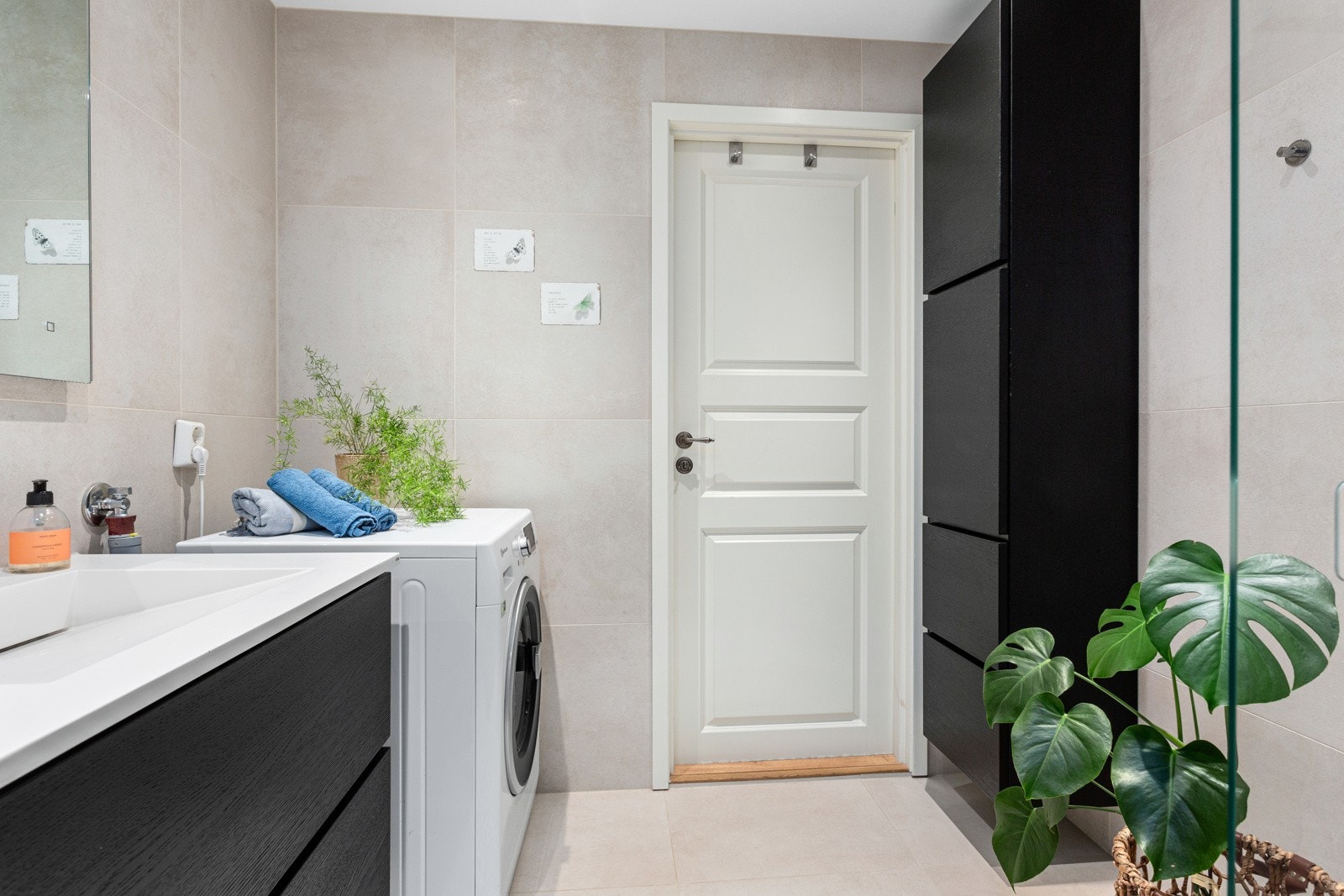 Rommet ble pusset opp i 2018 og har innredning med nedfelt servant, veggfestet toalett, dusjnisje og opplegg for vaskemaskin. Galleribilde