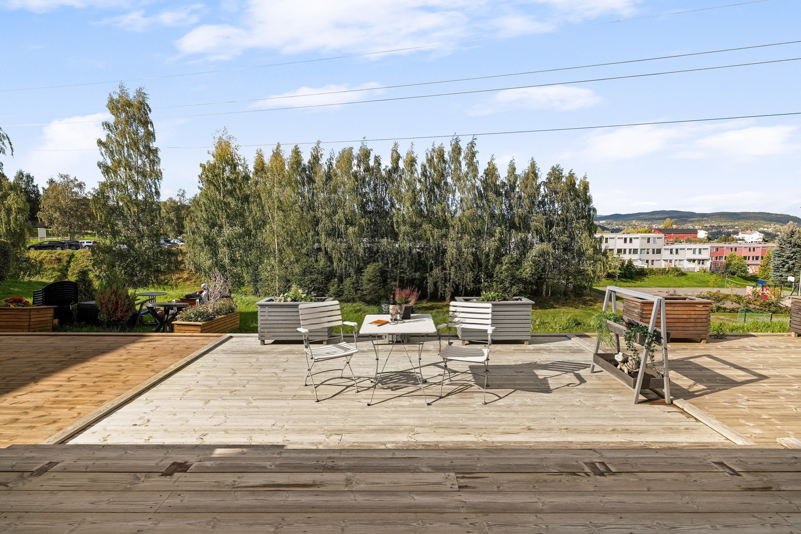 Her nyter man godt av to solrike uteplasser; en østvendt terrasse med morgen- og formiddagssol, og en vestvendt terrasse/platting med ettermiddag- og kveldssol. Galleribilde