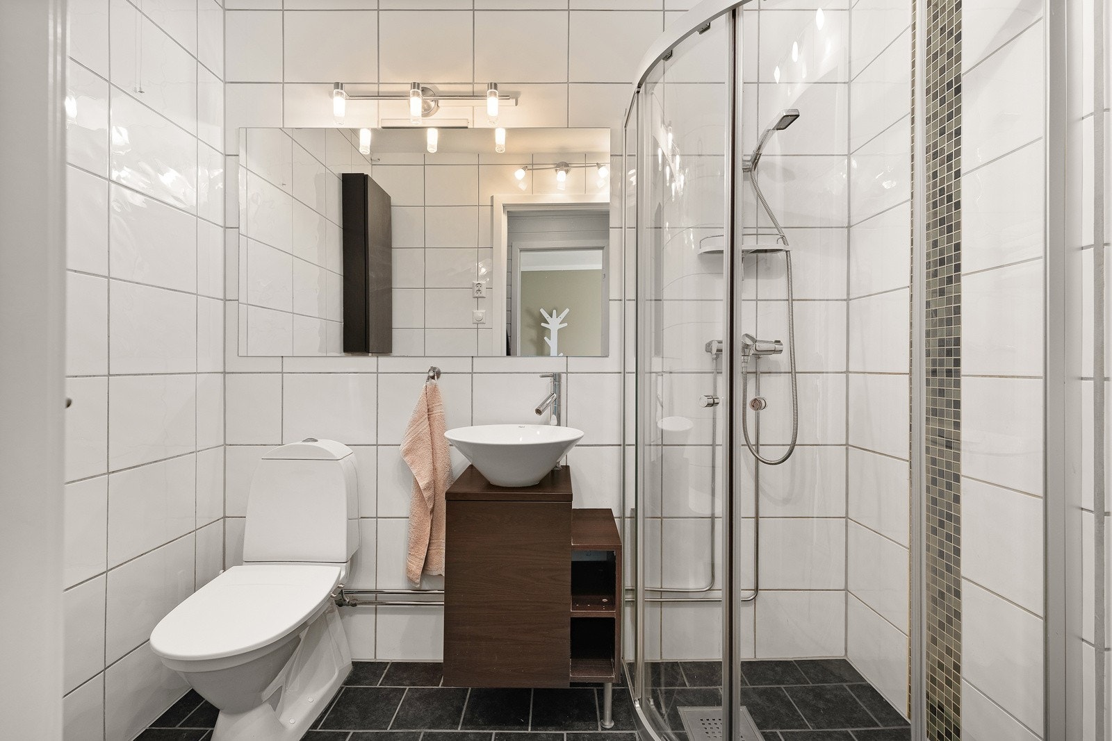 Det 3,5 kvm store badet er innredet med delikate fliser på vegger og gulv. Galleribilde
