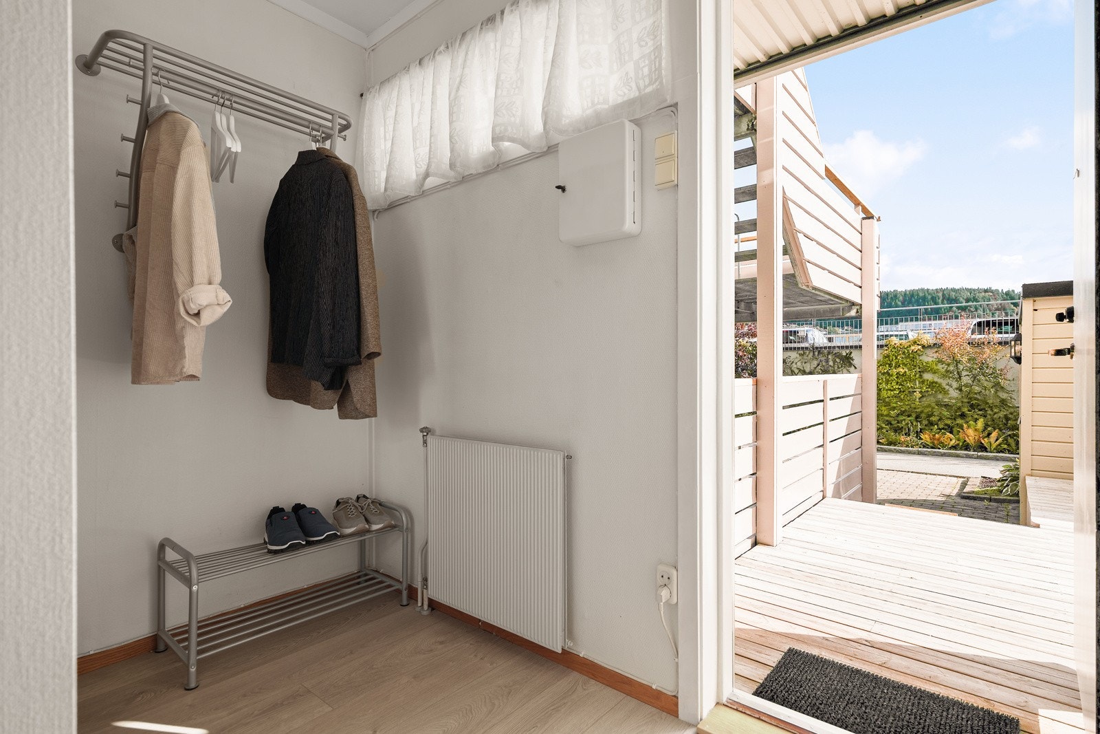 Du blir møtt av en romslig entré med god plass til garderobeskap og vegghengt klesoppbevaring. Galleribilde