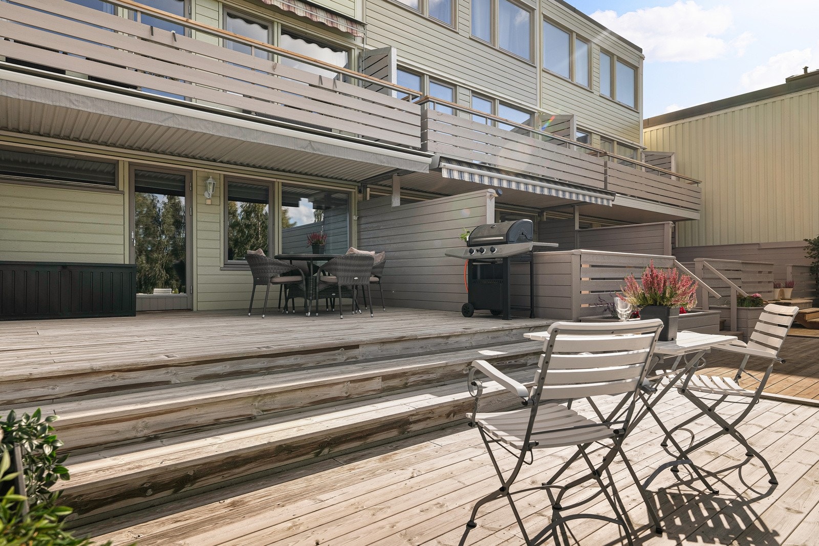 Terrassen på baksiden av boligen ble utvidet med en platting i 2019. Samme år ble terrassen ved inngangspartiet etablert. Galleribilde