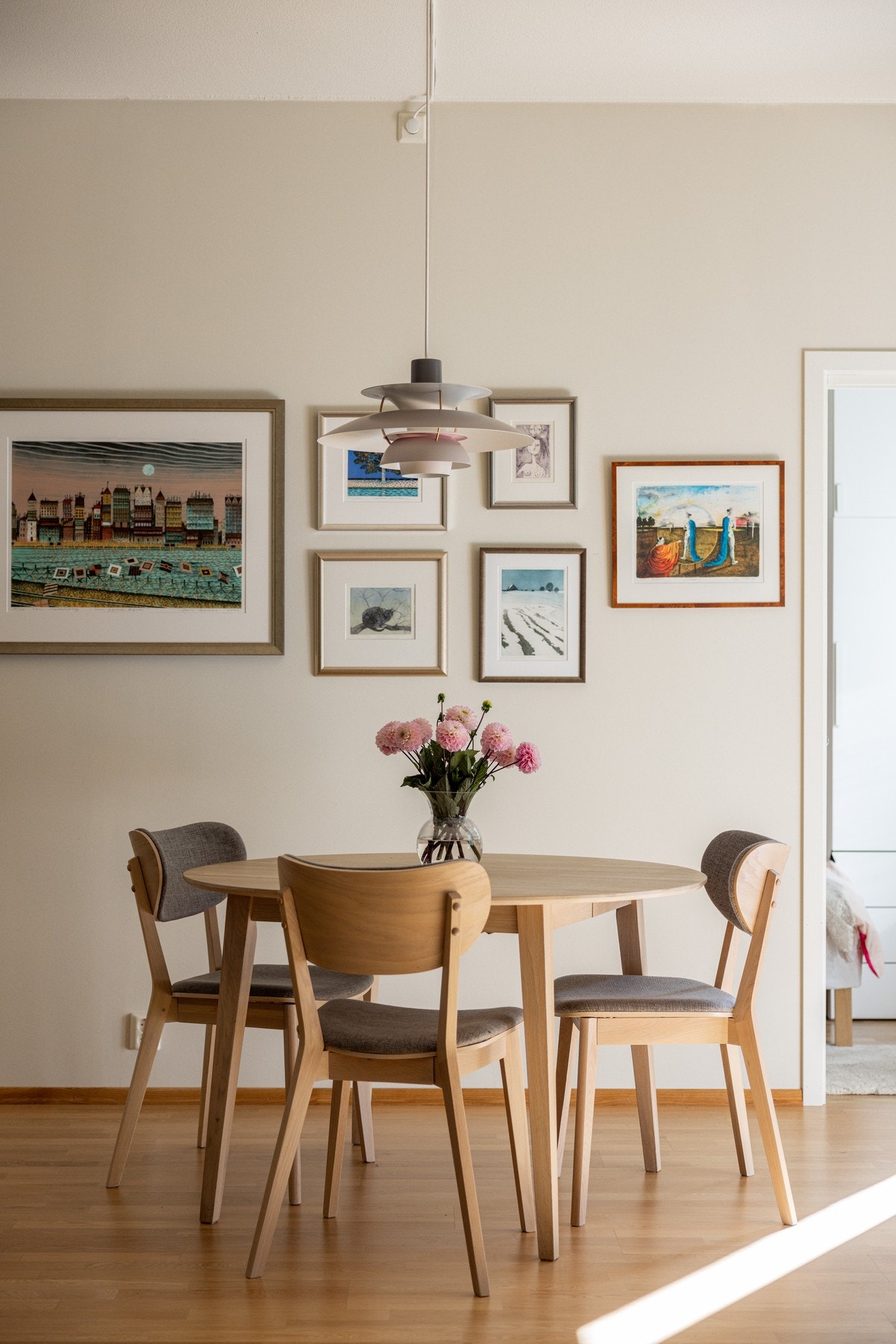 God plass til langstrakt spisebord for å samle nære og kjære til hyggelige kvelder. Galleribilde