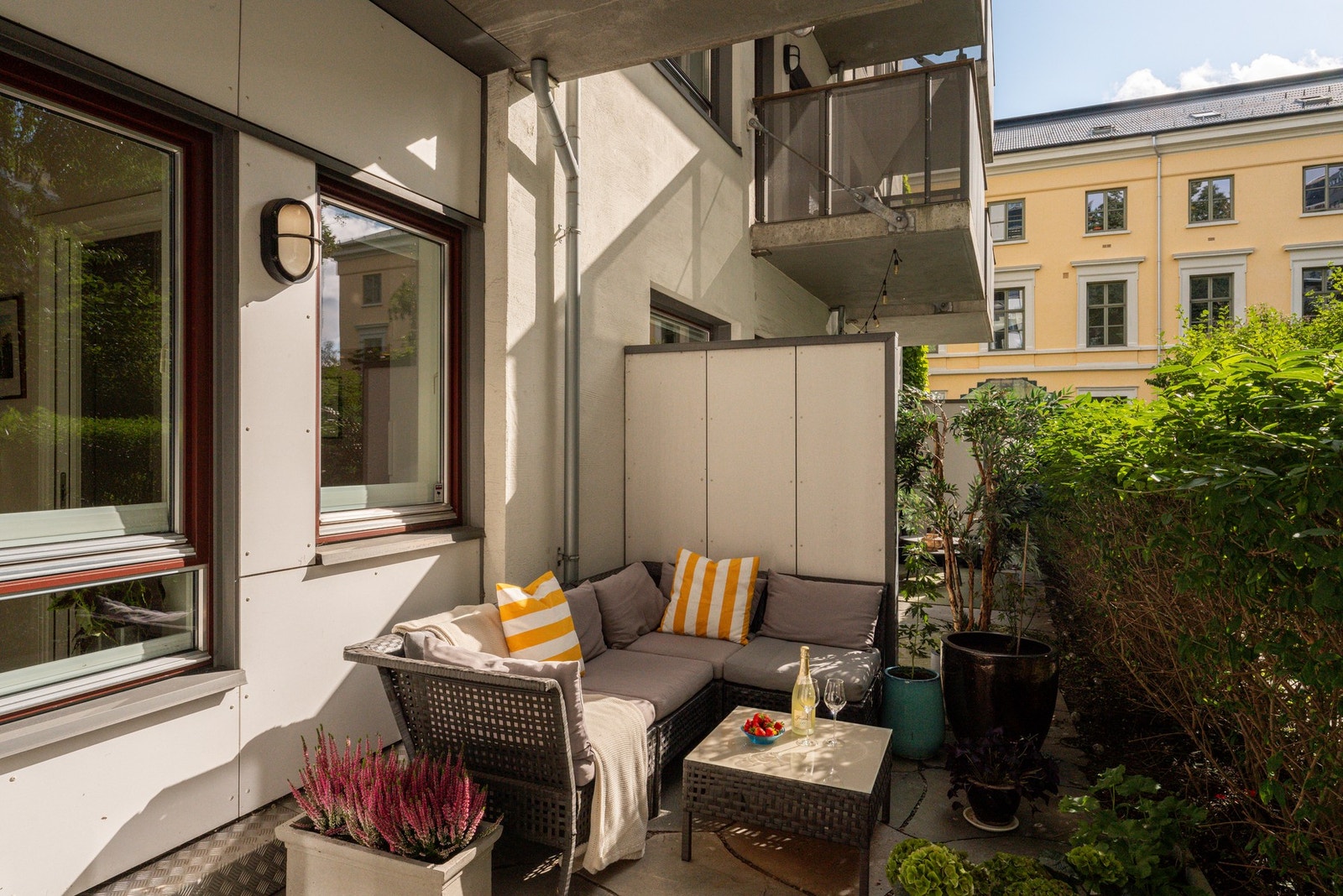 En skjermvegg og beplantning sørger for god avskjerming mot naboene og fellesarealene. Galleribilde