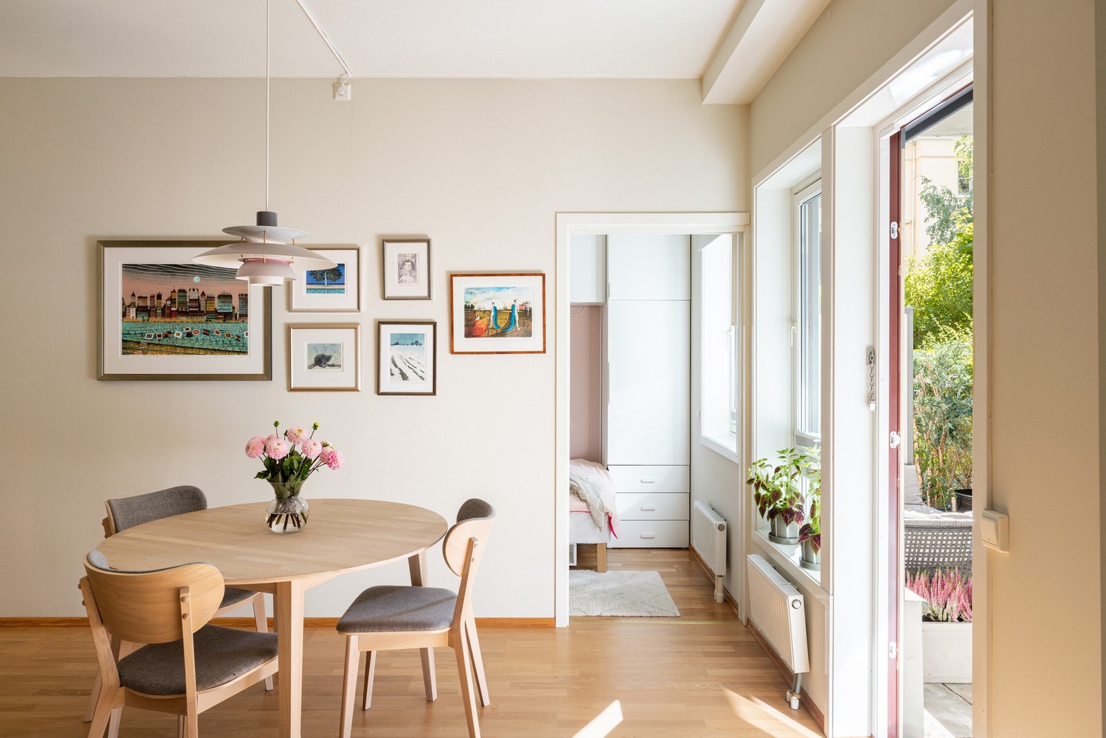 Rommet har en generøs takhøyde som bidrar til å skape en luftig atmosfære. Galleribilde