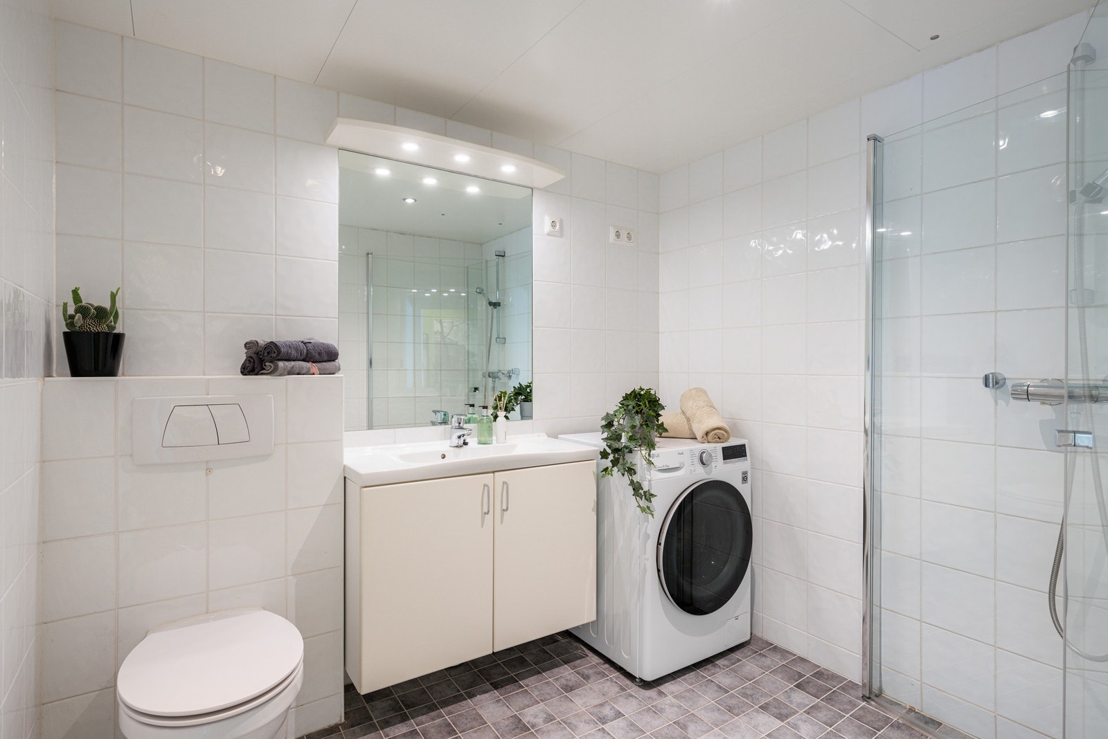 Pent flislagt bad med behagelige varmekabler. Galleribilde