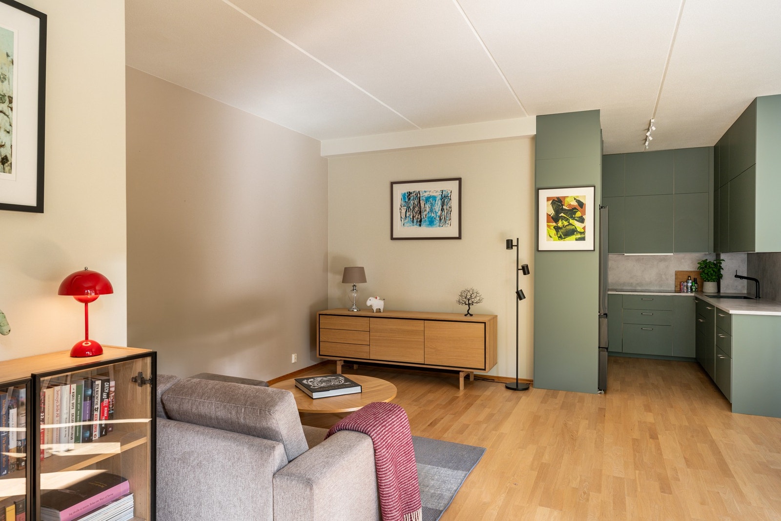 Den åpne løsningen mot kjøkkenet gir en flytende overgang mellom rommene og skaper en sosial atmosfære. Galleribilde