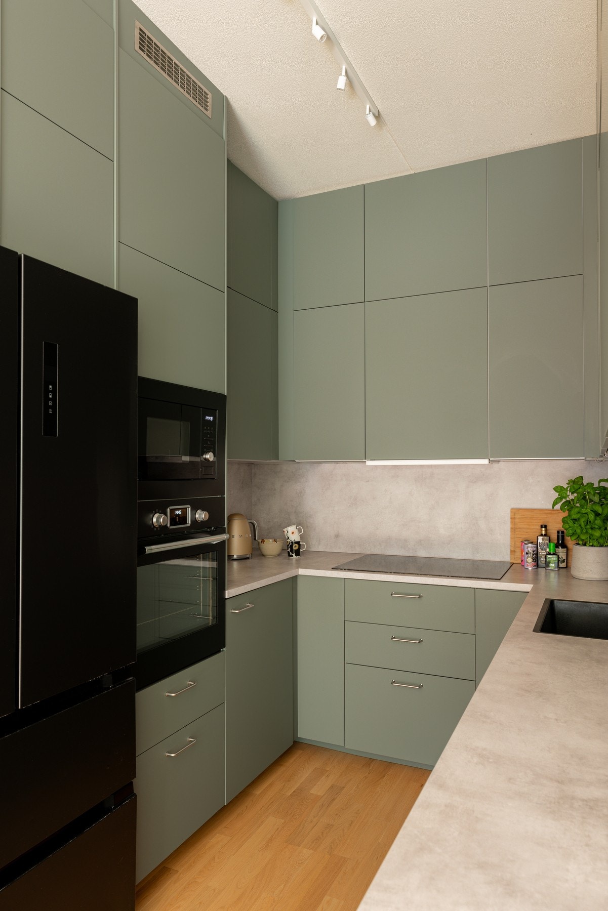 Kjøkkenet tilbyr rikelig med både skap- og benkeplass, ideelt for deg som er glad i å lage mat. Galleribilde