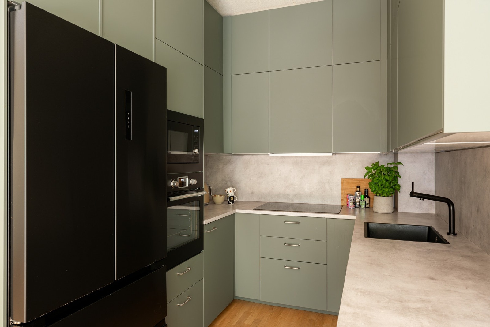 Boligen har et moderne og stilrent kjøkken med takhøy innredning fra 2022. Galleribilde