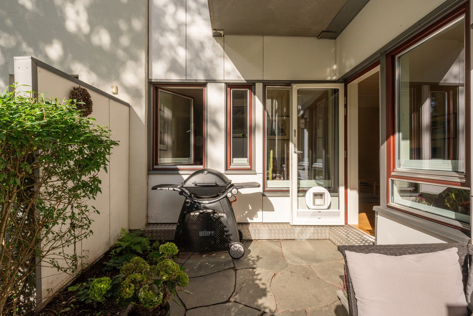 God plass til å innrede med utesofa, bord og grill. Galleribilde