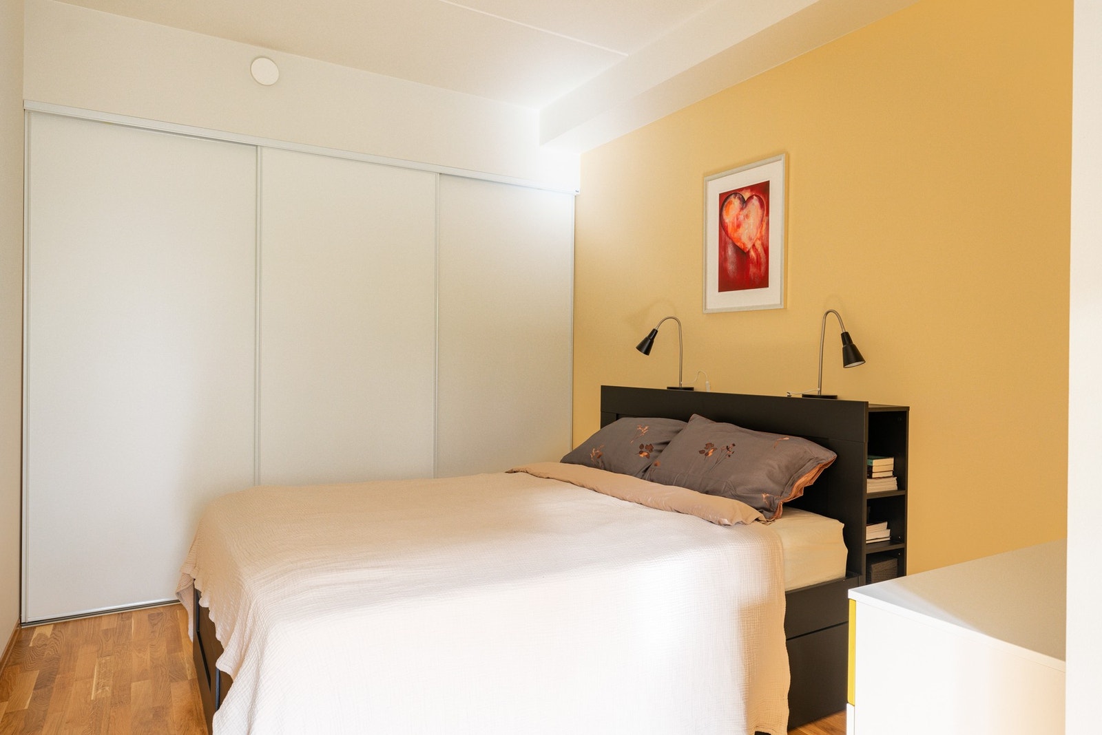 Hovedsoverommet har god plass til en dobbeltseng, nattbord og en stor skyvedørsgarderobe, som gir rikelig med oppbevaring for hele garderoben. Galleribilde