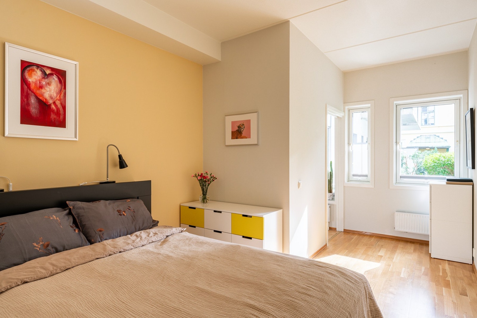 Boligen har to gode soverom beliggende i hver sin ende av leiligheten. Avbildet er hovedsoverommet. Galleribilde