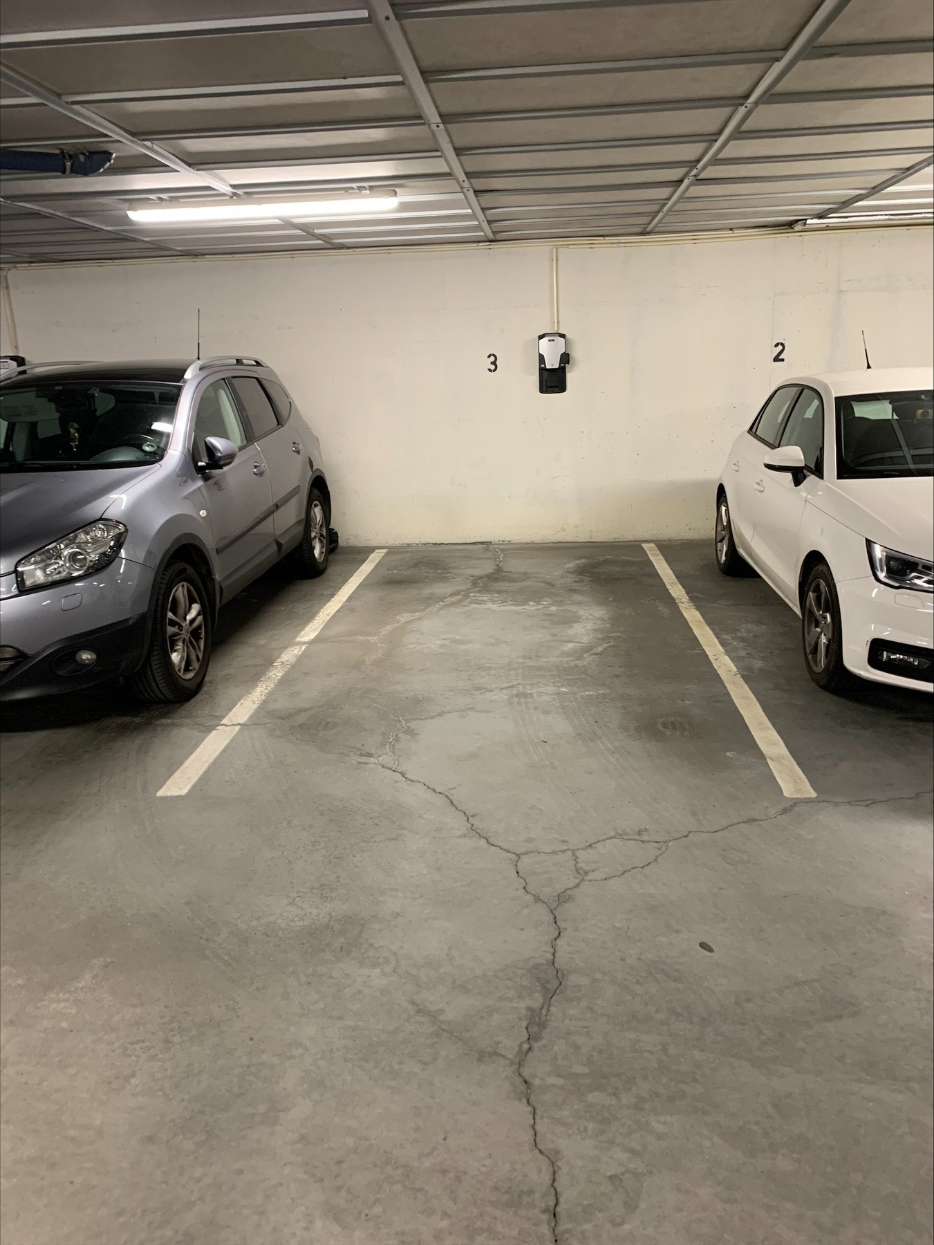 Muligheter for leie av garasjeplass m/elbil-lader til kr 1.975 per dags dato. Ta kontakt med megler for kjøp / leie av p-plass. Galleribilde