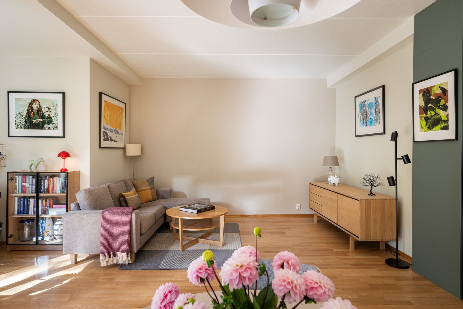 Stuen er romslig og har en naturlig oppdeling som gir god plass til både en sofakrok og en spiseavdeling. Galleribilde