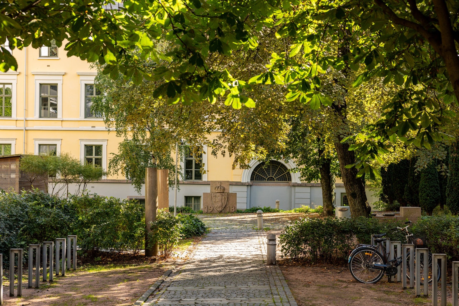 Fellesområdene er pent opparbeidet med busker, internveier, sittegrupper, lekeplasser m.m. Galleribilde