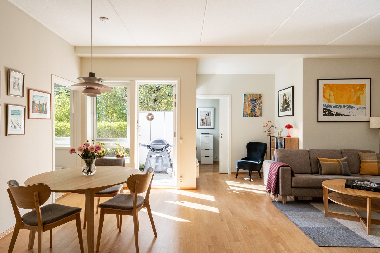 Med arealeffektiv planløsning, smarte løsninger og god standard fremstår denne boligen svært romslig og tiltalende. Galleribilde