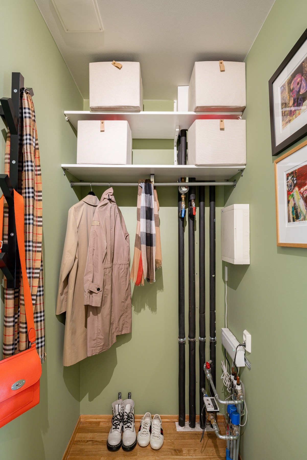 I gangen er det godt med lagringsplass og plass til skyvedørsgarderobe. Galleribilde