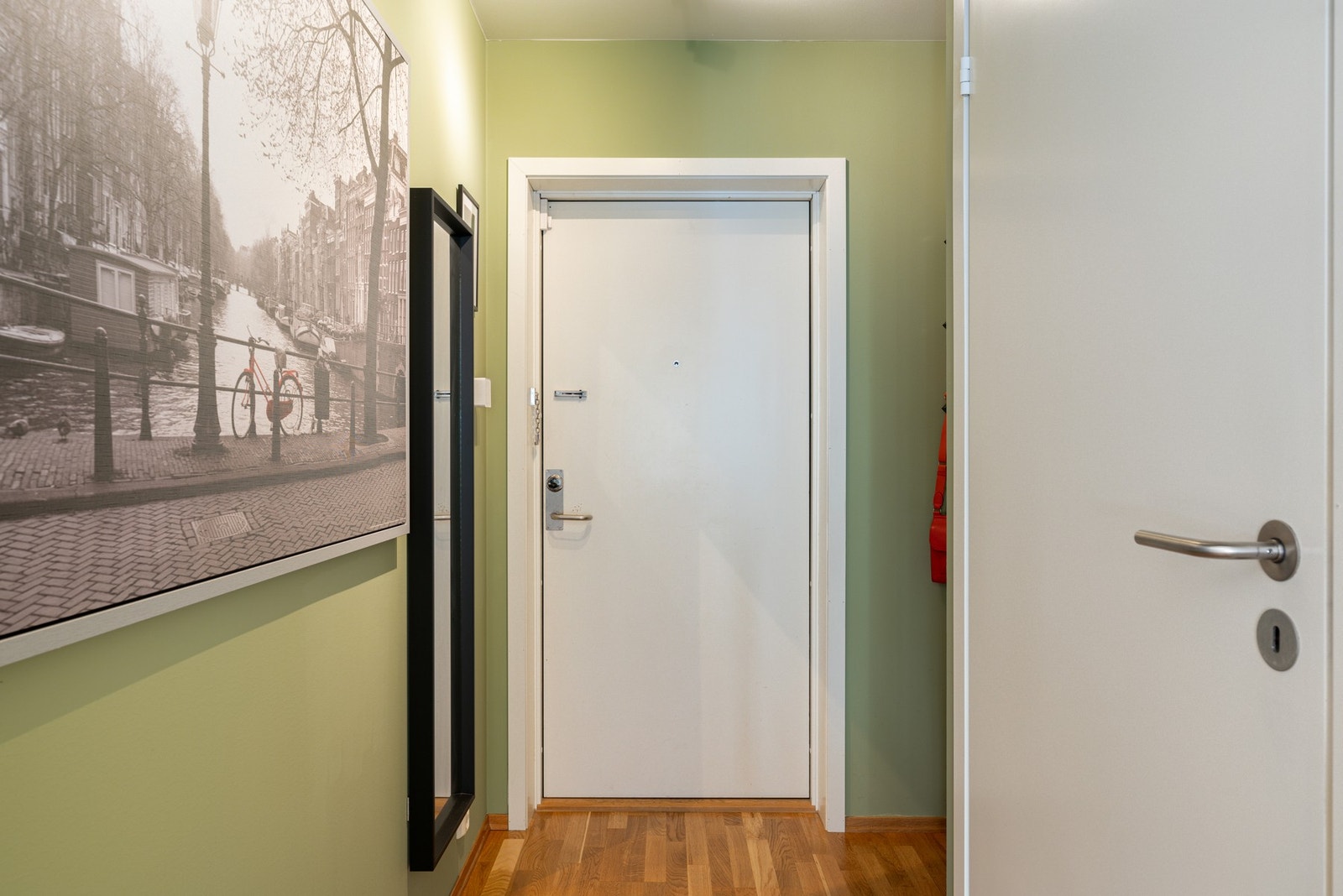 Det er fin 3-stavs eikeparkett på gulvene og veggene er malt i flotte farger. Galleribilde