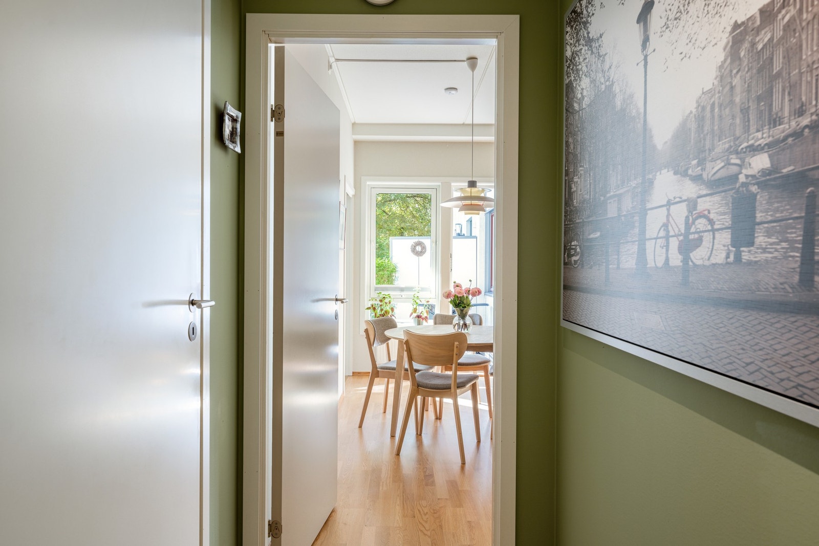 Vel innenfor inngangsdøren får du et hyggelig førsteinntrykk av leiligheten. Galleribilde