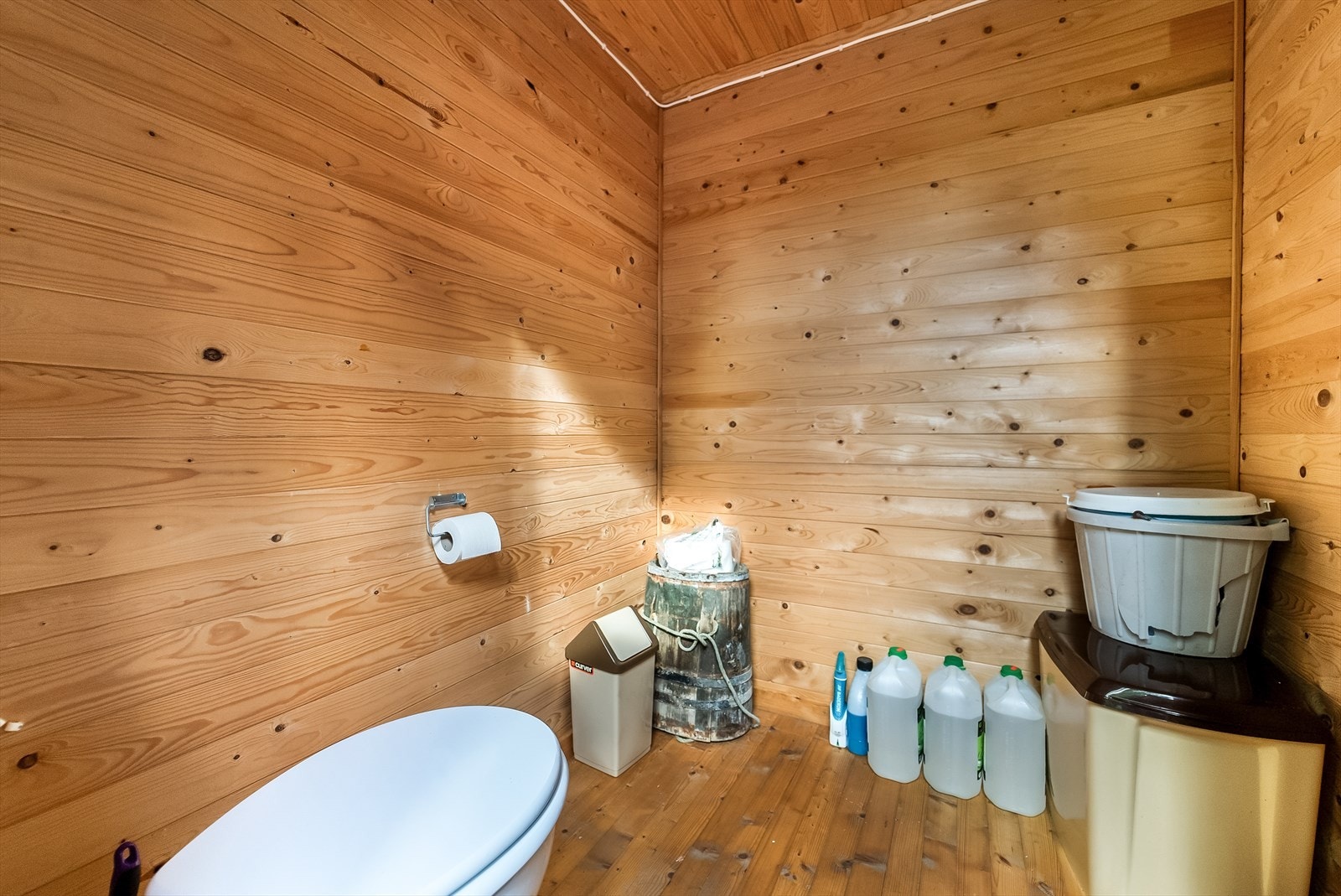 Uthus med toalett Galleribilde