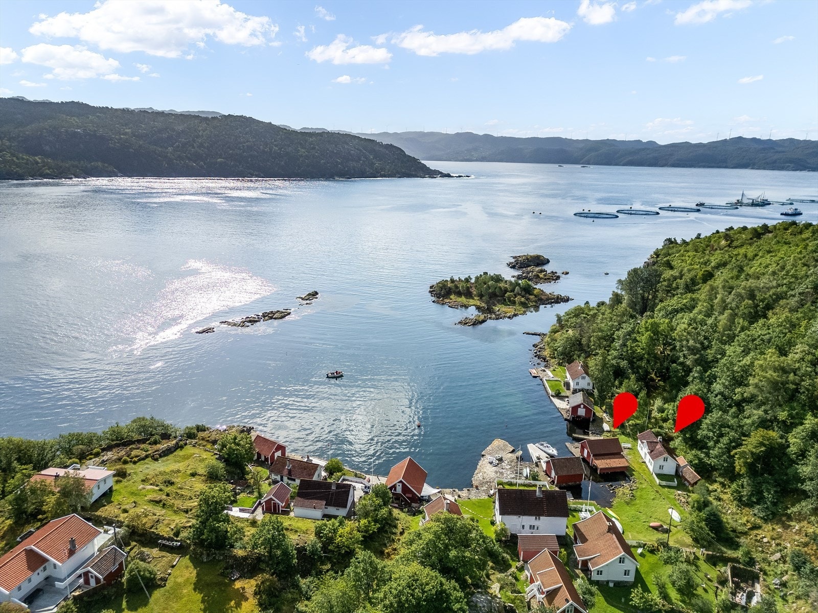 Eiendommen ligger ved Langelandsstrand - og består av fritidsbolig, sjøbod og 2 uthus samt egen brygge! Galleribilde