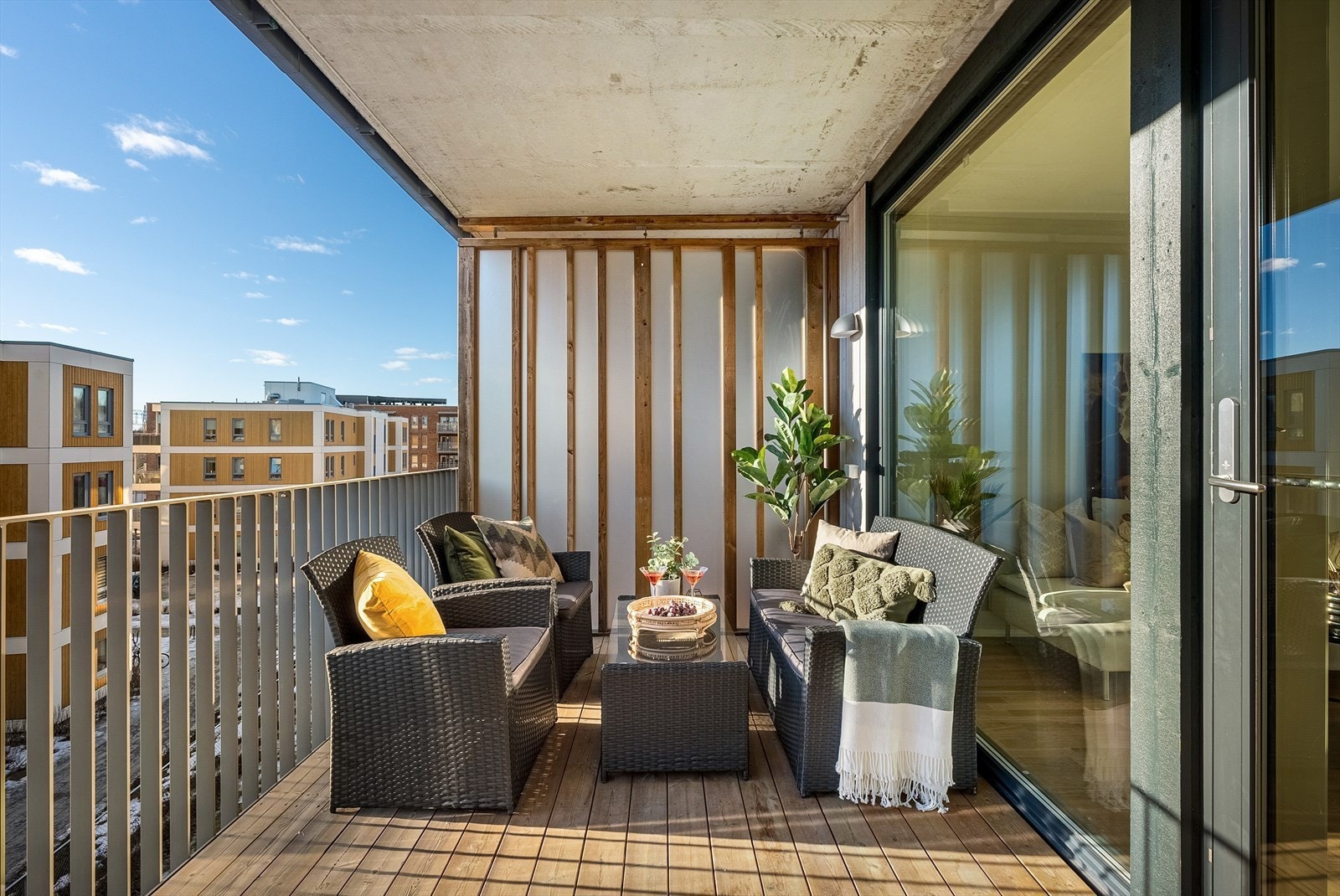 God plass til å møblere med sittegruppe, grill og beplantning. Galleribilde