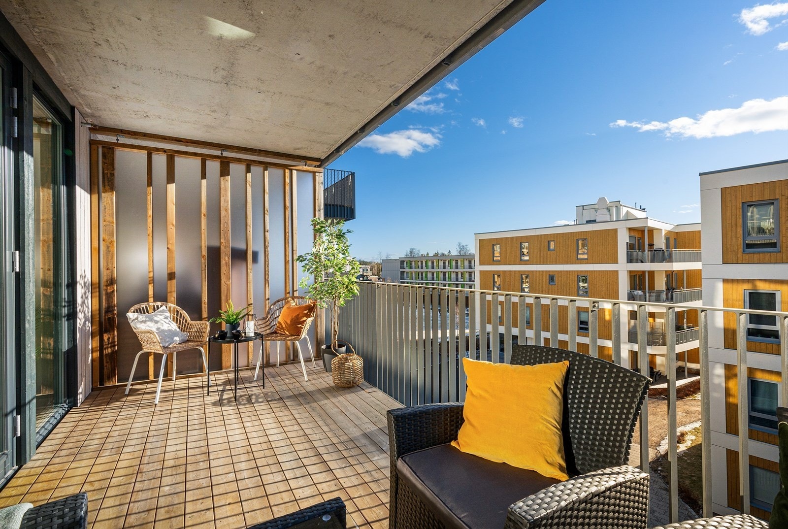 Fra stuen er det adkomst til en stor, herlig sydvestvendt balkong i betongkonstruksjon på. ca. 11 m². Galleribilde