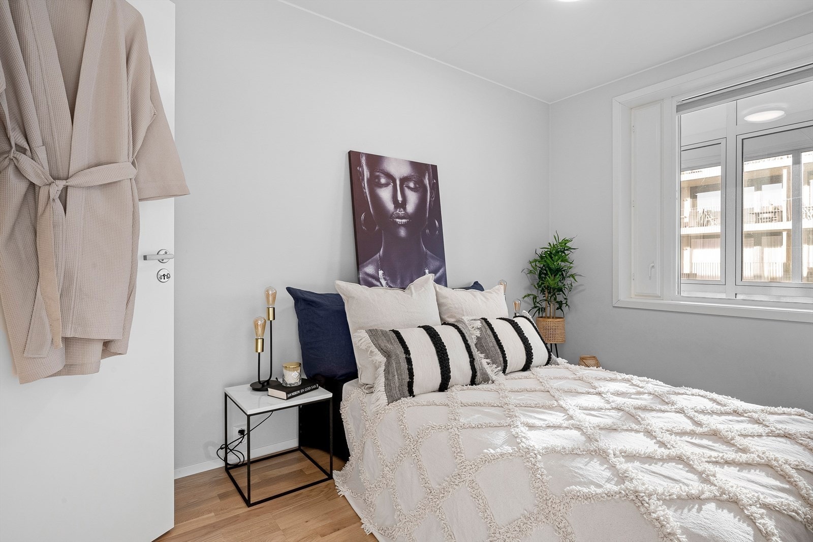 Det er god plass til garderobe på begge sider av sengen. Galleribilde