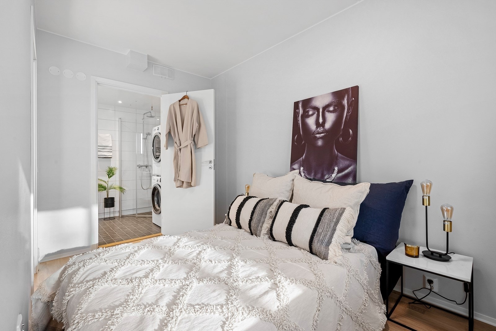 Romslig soverom med skyvedører og god plass til dobbeltseng, nattbord, skrivebord og ellers ønsket møblement. Galleribilde