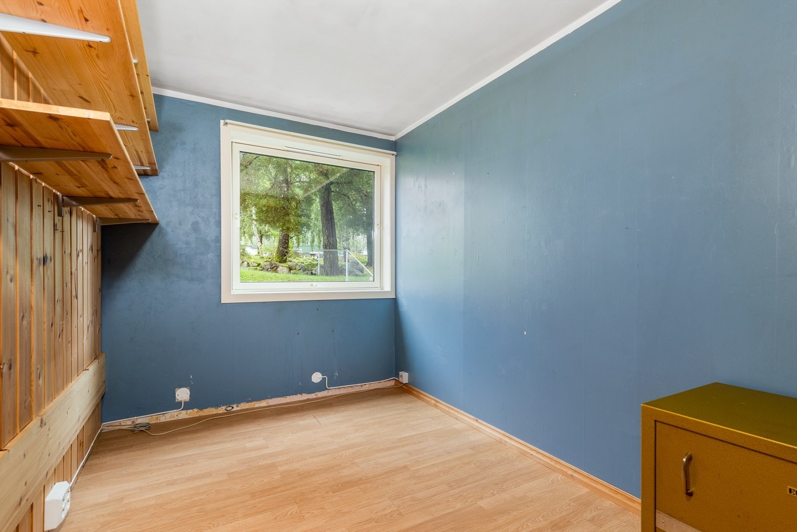 Soverom nr. 2 er 7 kvm stort, og har laminat på gulv og panel/malte plater på vegger. Her er det også fastmonterte hyller. Galleribilde