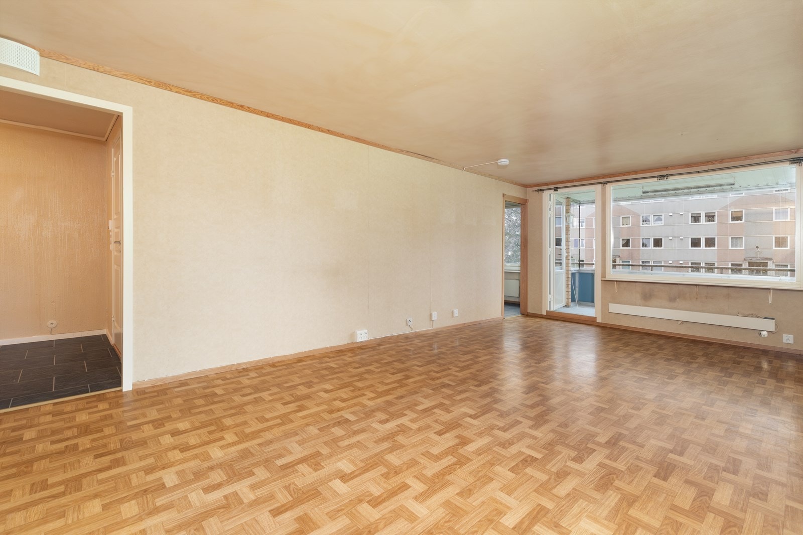 Boligen fremstår som en hyggelig 4-roms leilighet med god planløsning. Badet er pusset opp i regi av borettslaget i 2019, ellers har store deler av boligen oppgraderingsbehov. Galleribilde