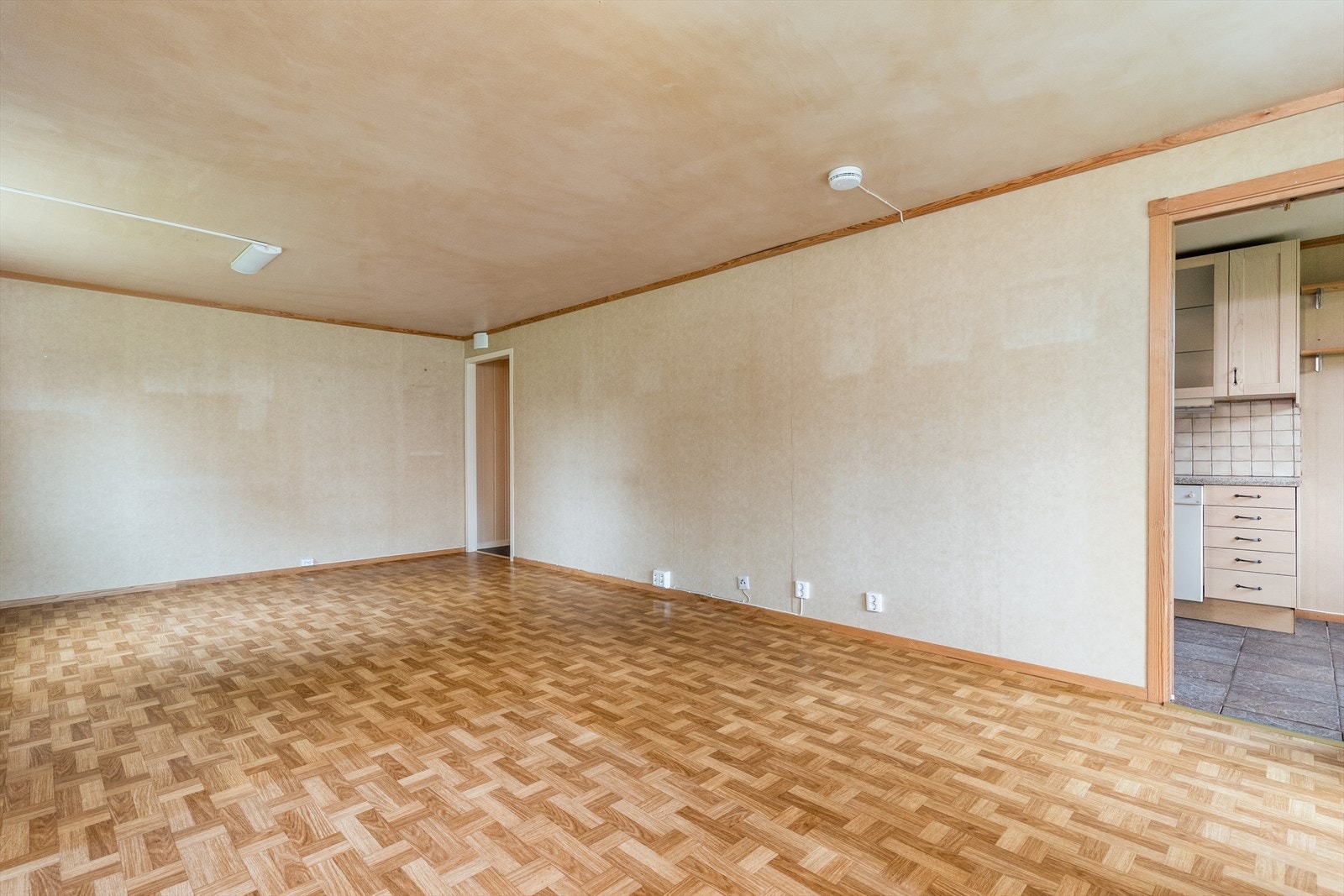 Det er vinylbelegg på gulv og tapet på vegger. Galleribilde