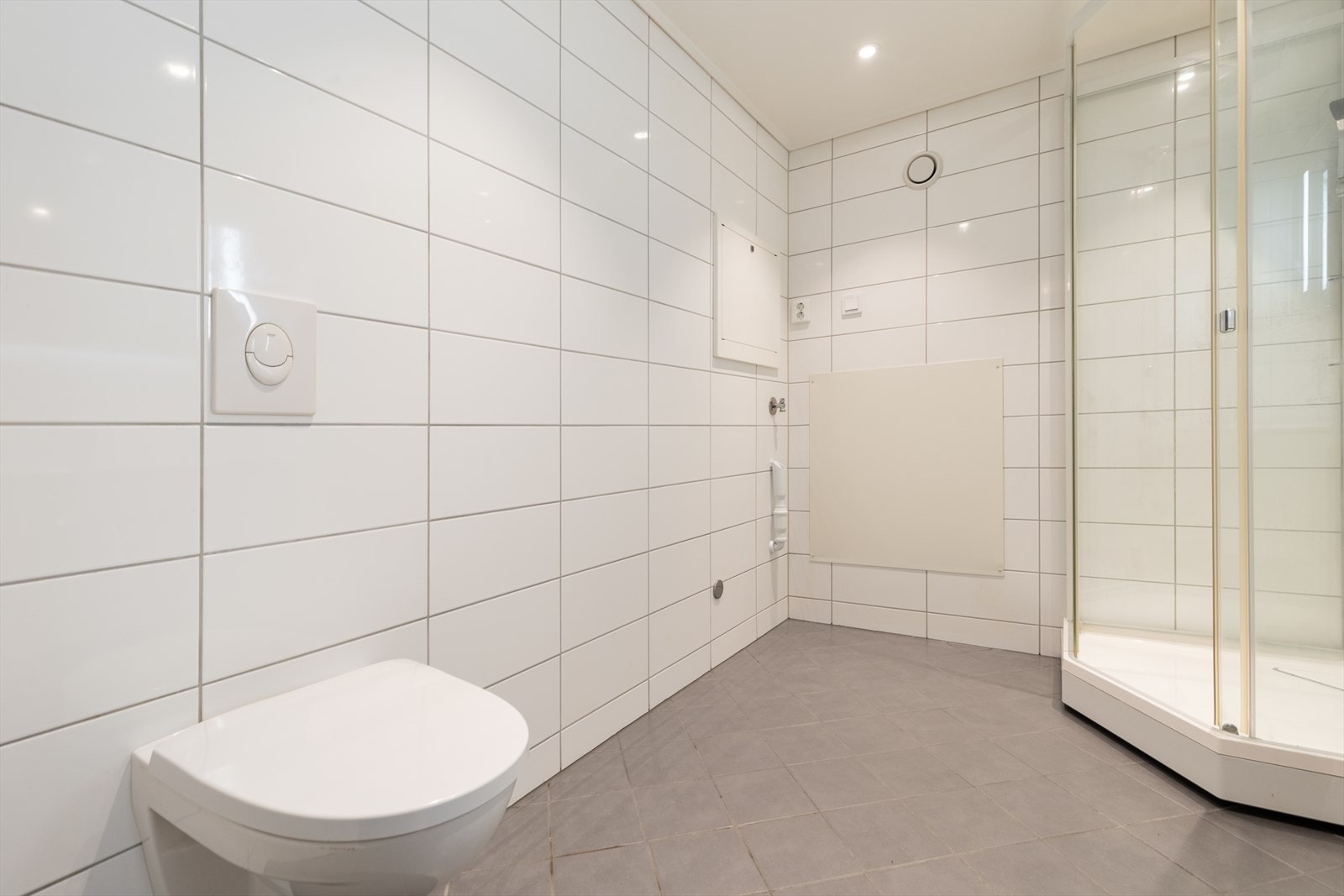 Det er varmekabler i gulv. Avtrekk via balansert boligventilasjon og luftespalte i dør. Galleribilde