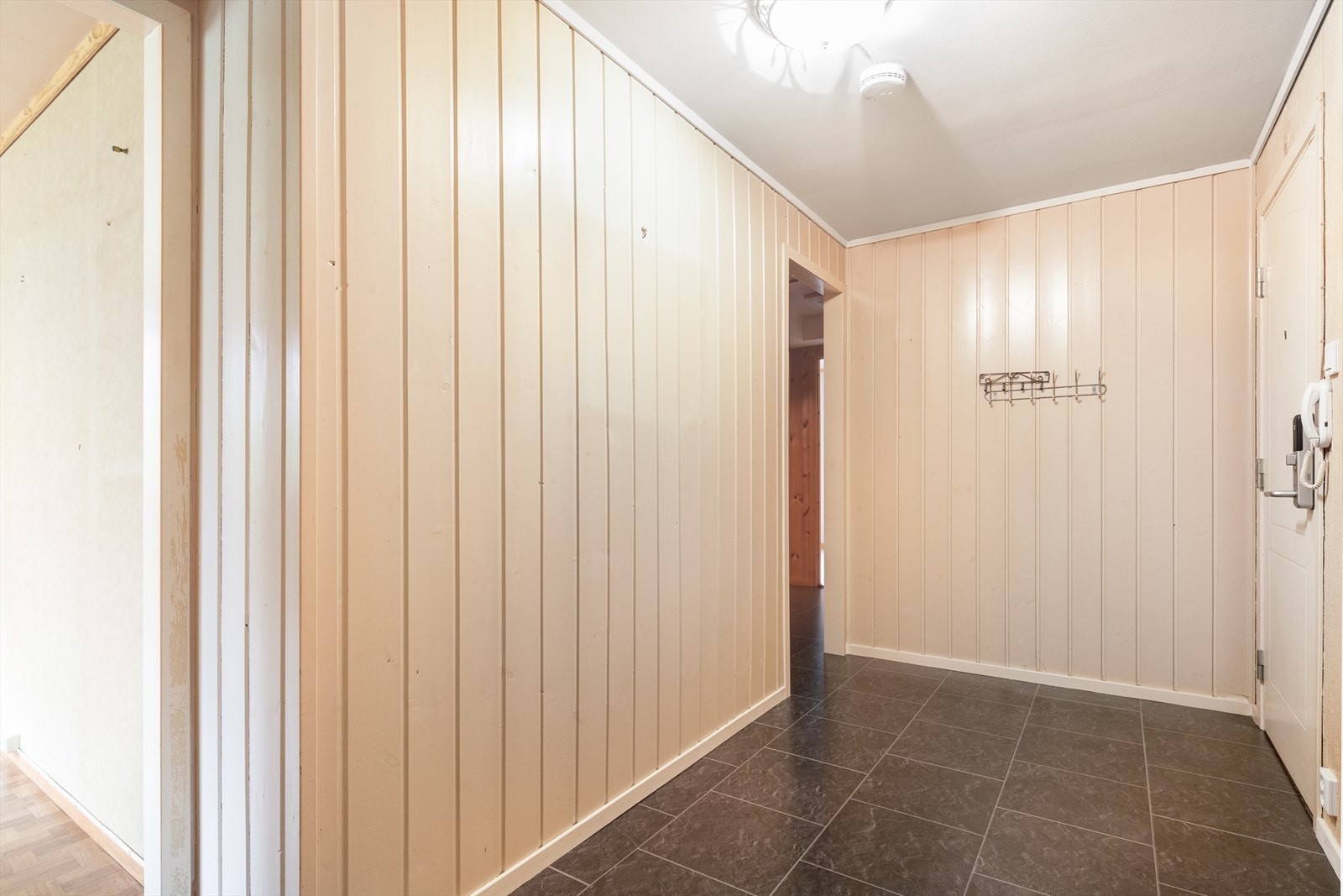Entreen er 7 kvm stor, og har laminat på gulv og malt panel på vegger. I entreen er det også et garderobeskap. Galleribilde
