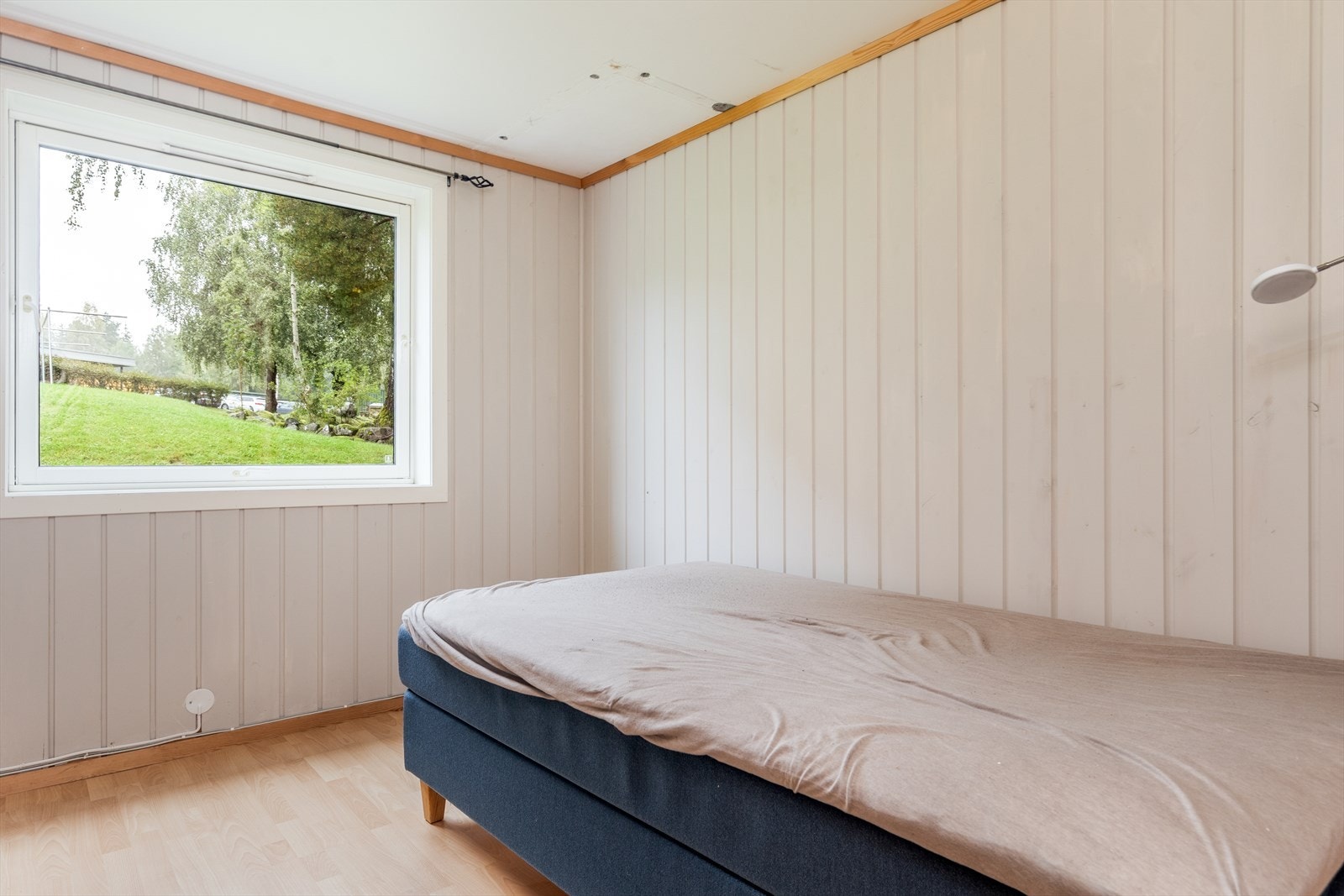 Soverom nr. 3 er 11 kvm stort, og har laminat på gulv og malt panel/glassfiberstrie på vegger. Her er det også fastmonterte hyller. Galleribilde