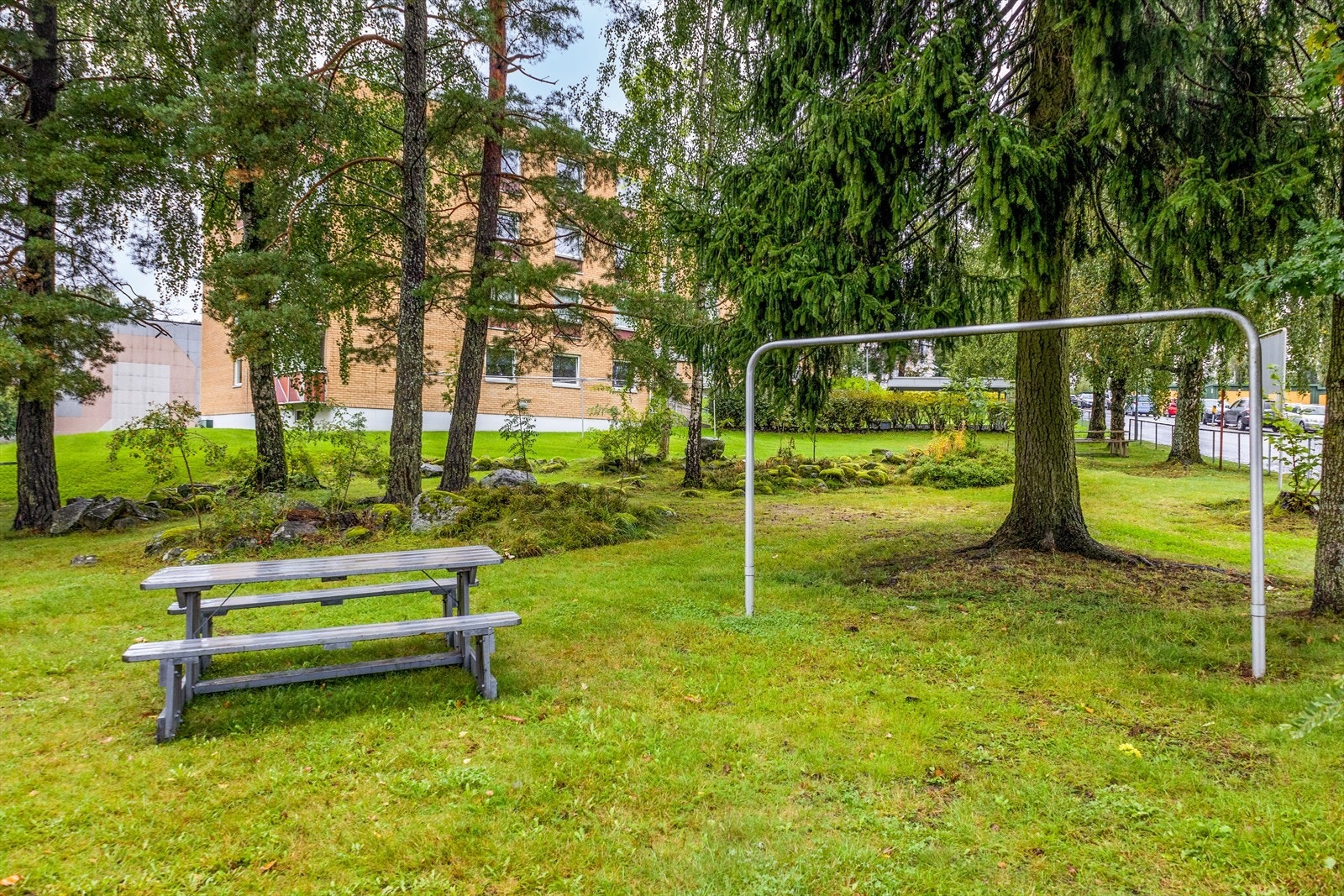 Borettslagets tomt er opparbeidet med gressplen, busker og trær, samt sjarmerende naturtomt. Det er også sittebenker til felles bruk og hygge. Galleribilde