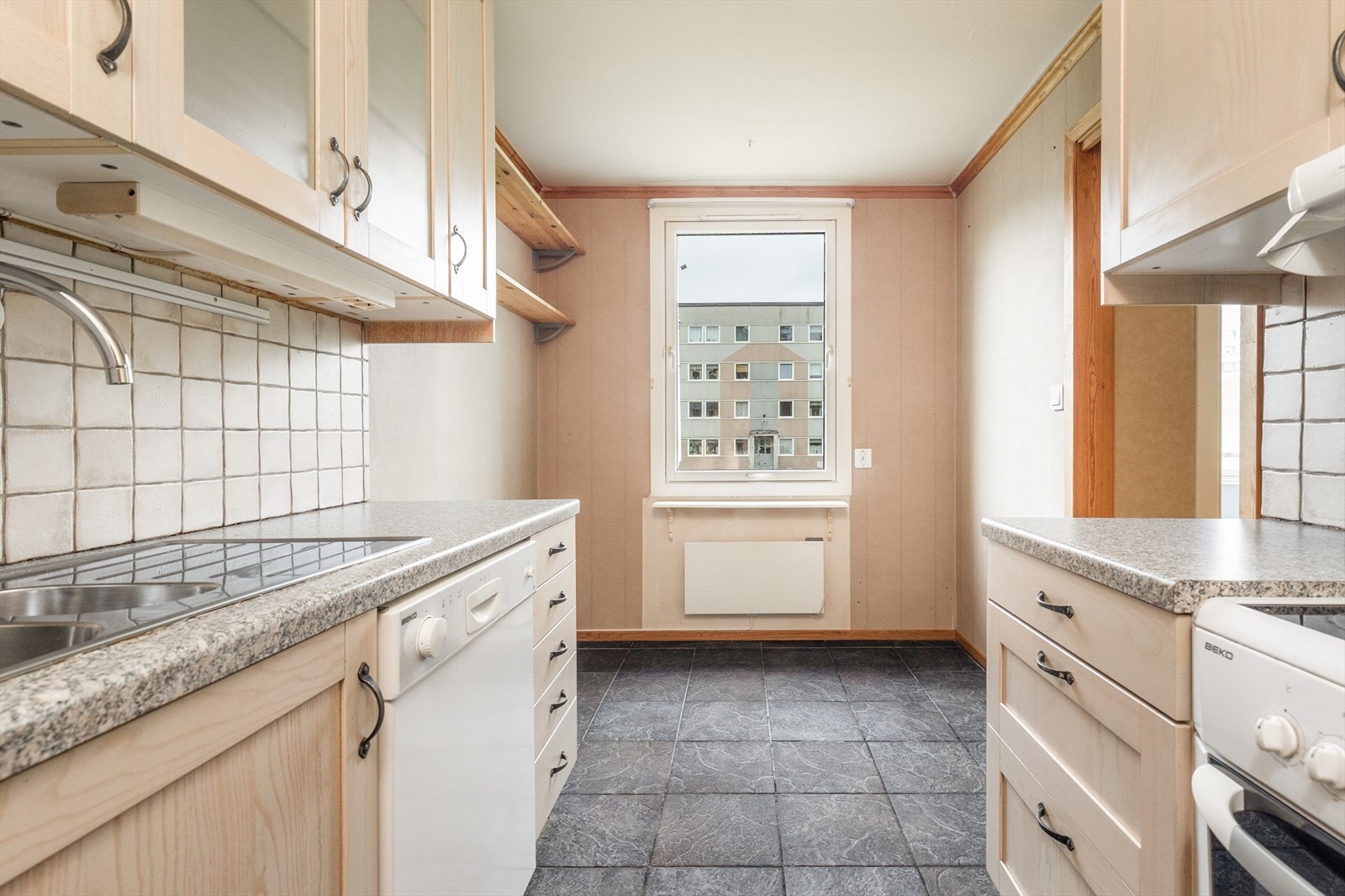 Det er flis på gulv og tapet på vegger. Galleribilde