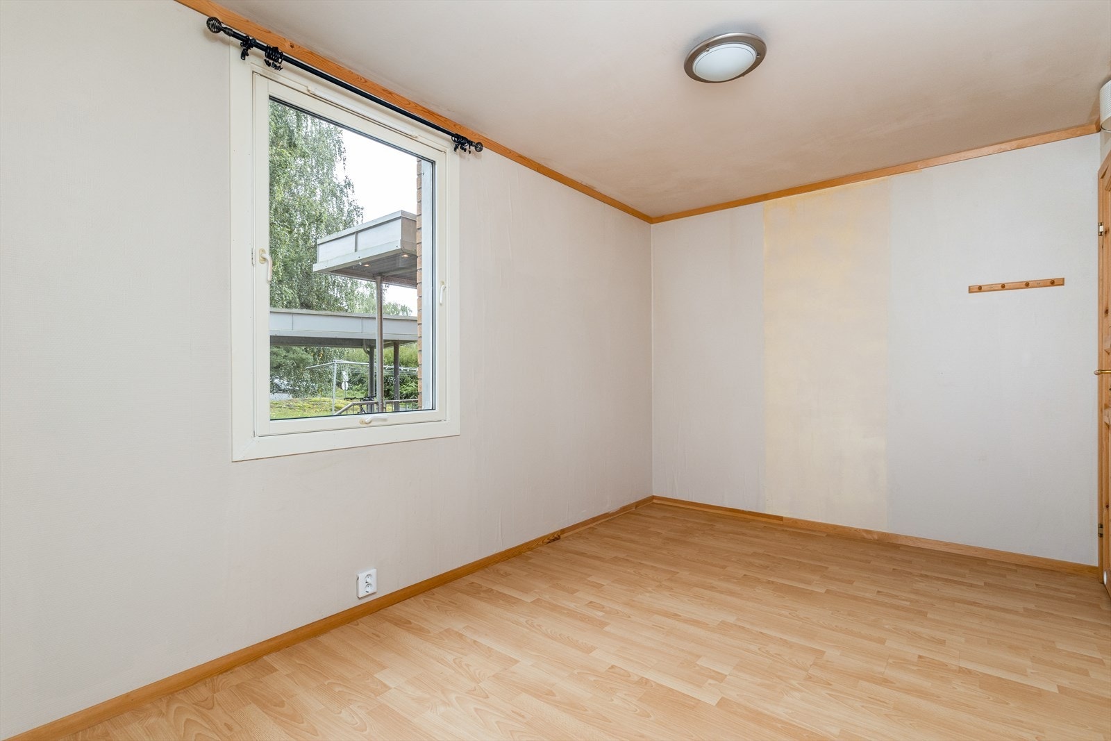 Dette soverommet er 10 kvm stort, og har laminat på gulv og malt tapet/panel på vegger. Galleribilde