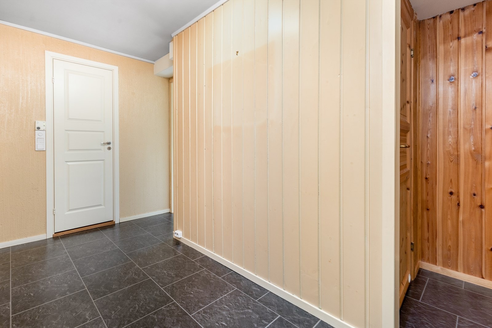 Soveromsgangen er 3 kvm stor, og har laminat på gulv og panel på vegger. Galleribilde