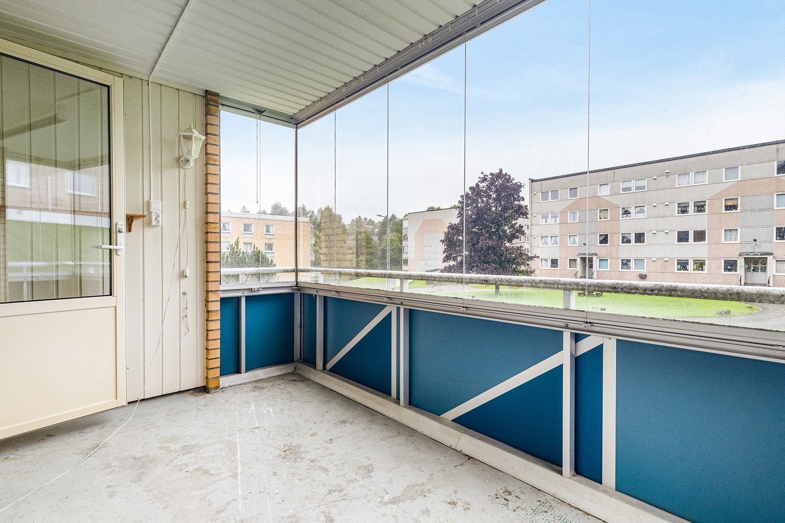 Balkongen har utelys og varmelampe, samt inngang til stuen. Galleribilde