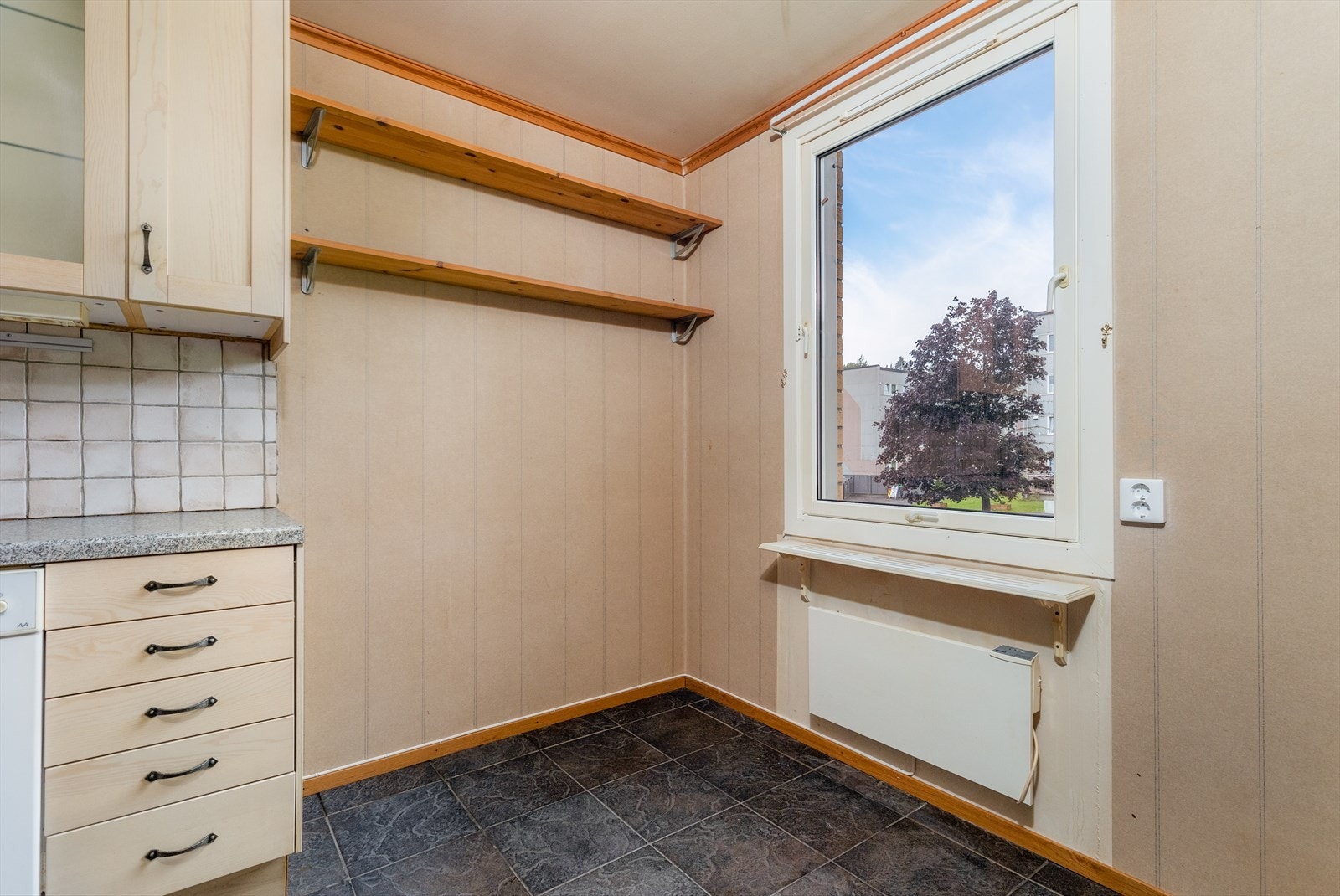 Rommet er 8 kvm stort, og ved vinduet er det plass til et spisebord. Galleribilde