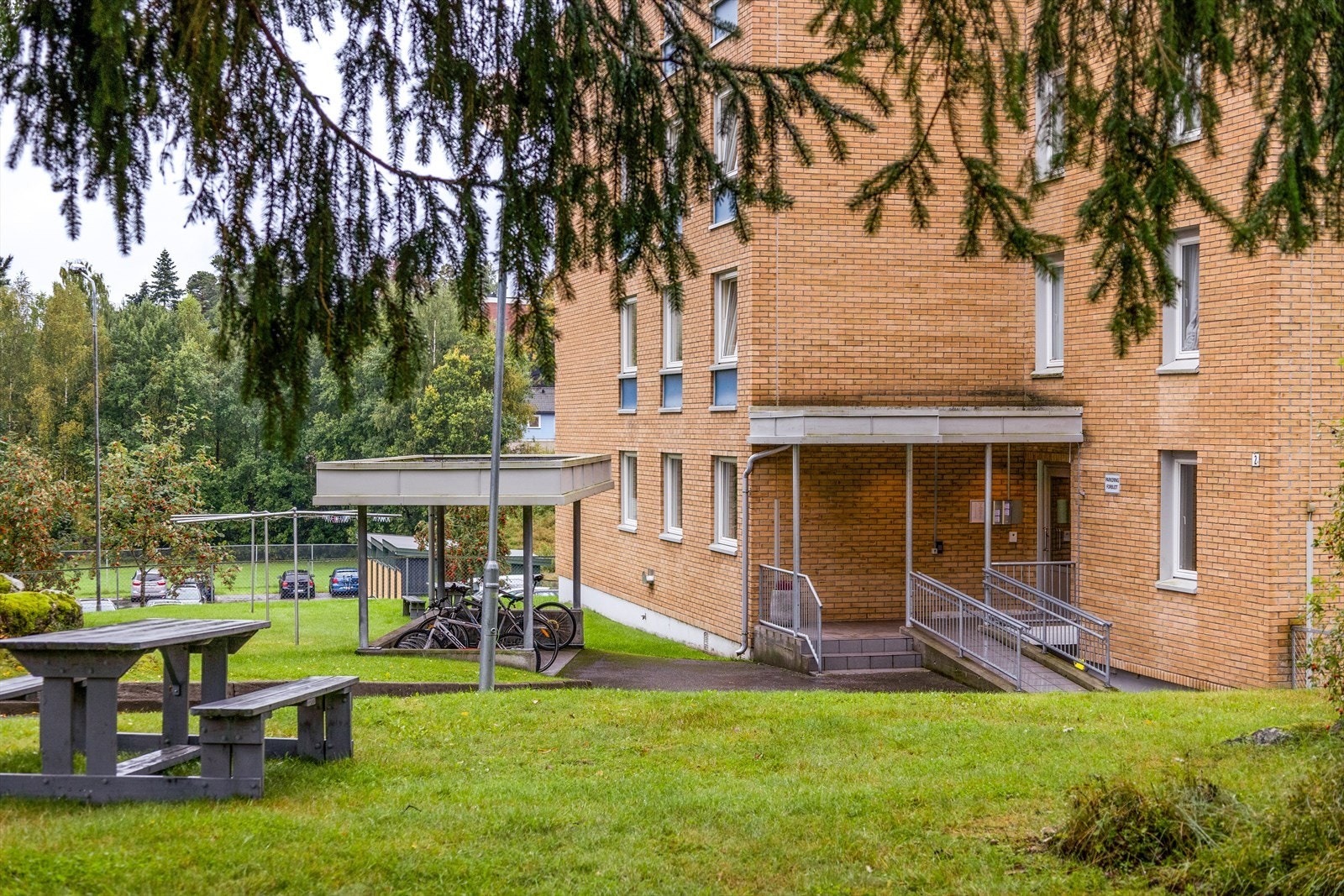 Boligen disponerer bod med oppbevaringsplass i kjeller. Galleribilde